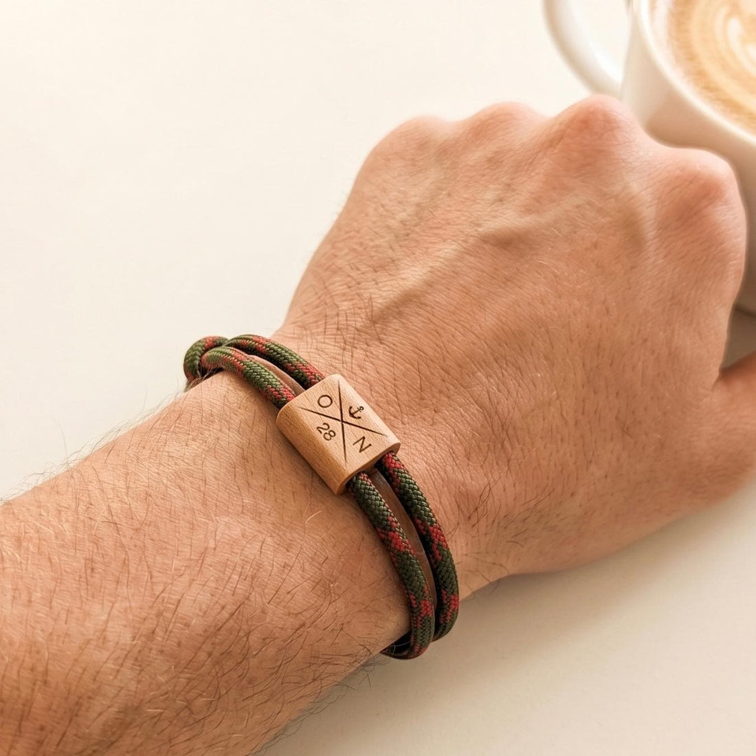 Freund Geschenk Armband Herren als modernes Accessoire mit natürlicher Holzgravur. Die Kombination aus Segeltau und gravierten Holzelementen macht dieses Armband zu einer besonderen Geschenkidee für Männer.
