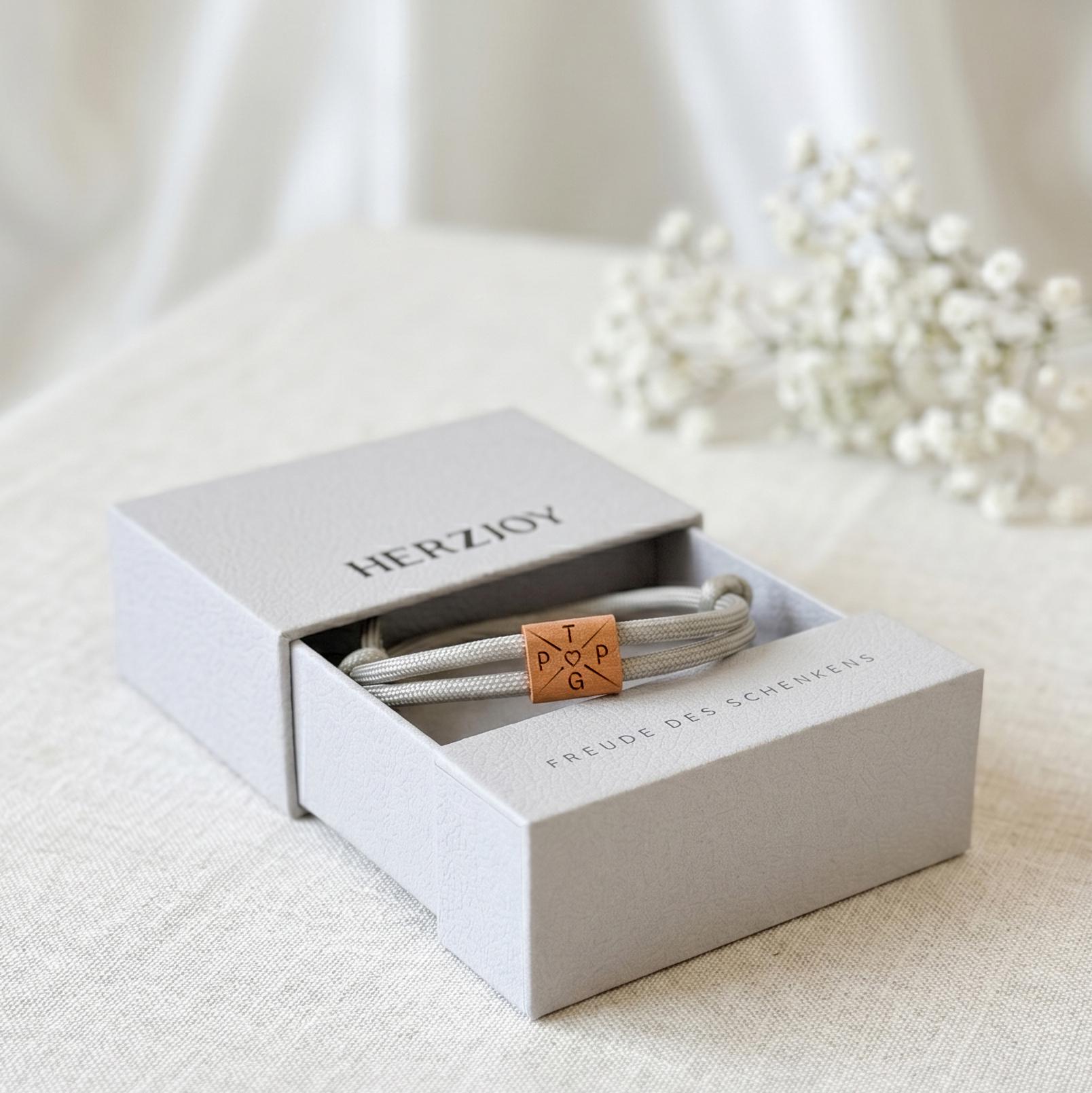 Partnerarmband aus Holz mit Gravur als liebevolle Geschenkidee für Paare. Ob Jahrestag, Geburtstag oder kleine Aufmerksamkeit – dieses personalisierte Armband symbolisiert Verbundenheit und besondere gemeinsame Erinnerungen.