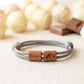 Armband Männer personalisiert mit Initialen, Namen oder Wunschtext. Dieses handgefertigte Segeltau Armband überzeugt durch natürliche Holzelemente, angenehmen Tragekomfort und stilvolles Design für jeden Tag.