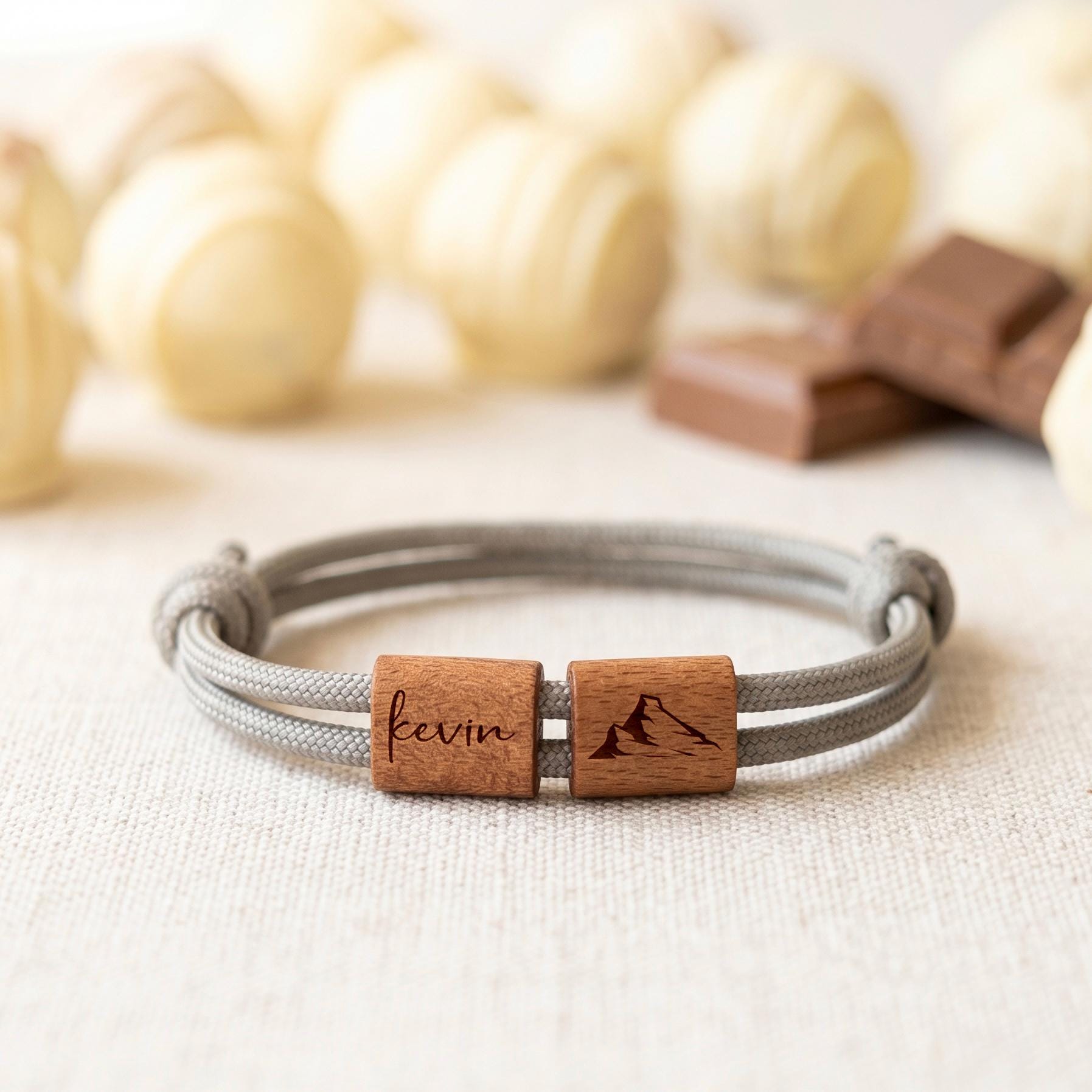 Armband Männer personalisiert mit Initialen, Namen oder Wunschtext. Dieses handgefertigte Segeltau Armband überzeugt durch natürliche Holzelemente, angenehmen Tragekomfort und stilvolles Design für jeden Tag.