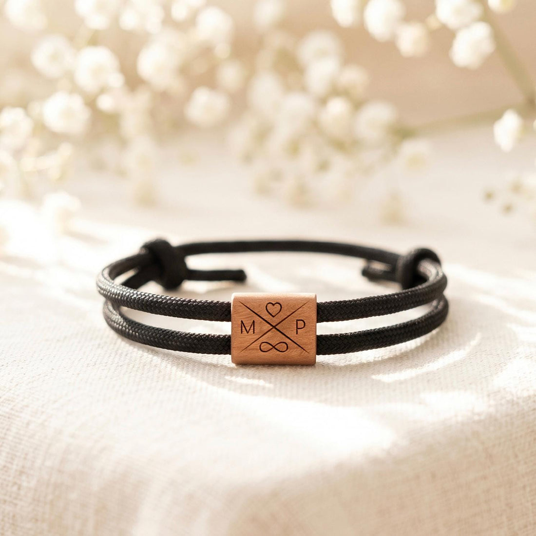 Holz Armband mit Gravur für Herren als stilvolles Accessoire mit persönlicher Bedeutung. Die gravierten Holzelemente aus naturbelassenem Treibholz verleihen dem Armband einen modernen und natürlichen Look und machen es zu einem einzigartigen Geschenk für Männer.
