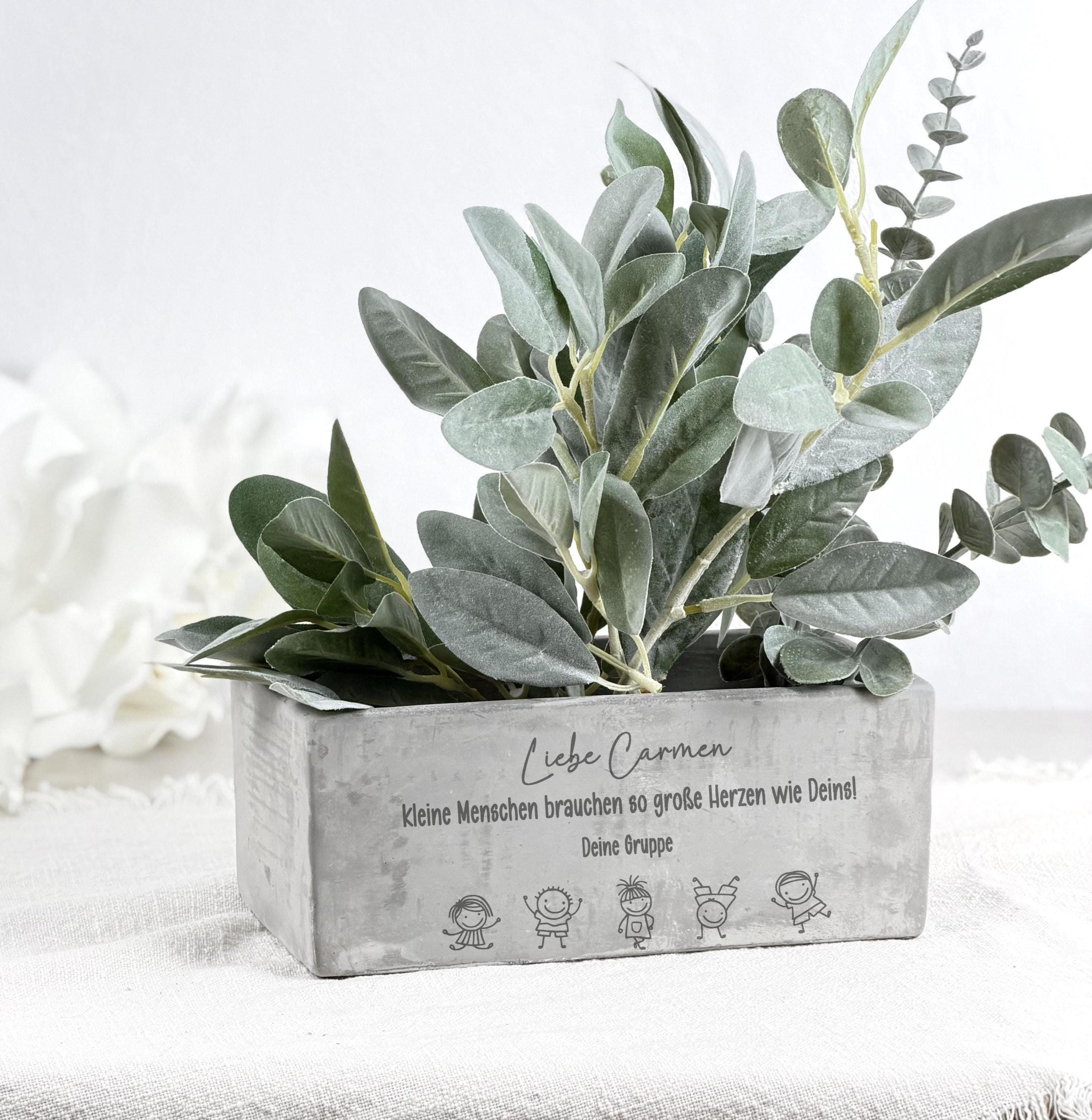Geschenkidee Abschied Kindergarten als dekorativer Blumentopf mit emotionalem Spruch. Dieses personalisierte Geschenk eignet sich ideal für Erzieherin, Lehrer oder Tagesmutter und bringt täglich Freude und Wertschätzung in den Alltag.