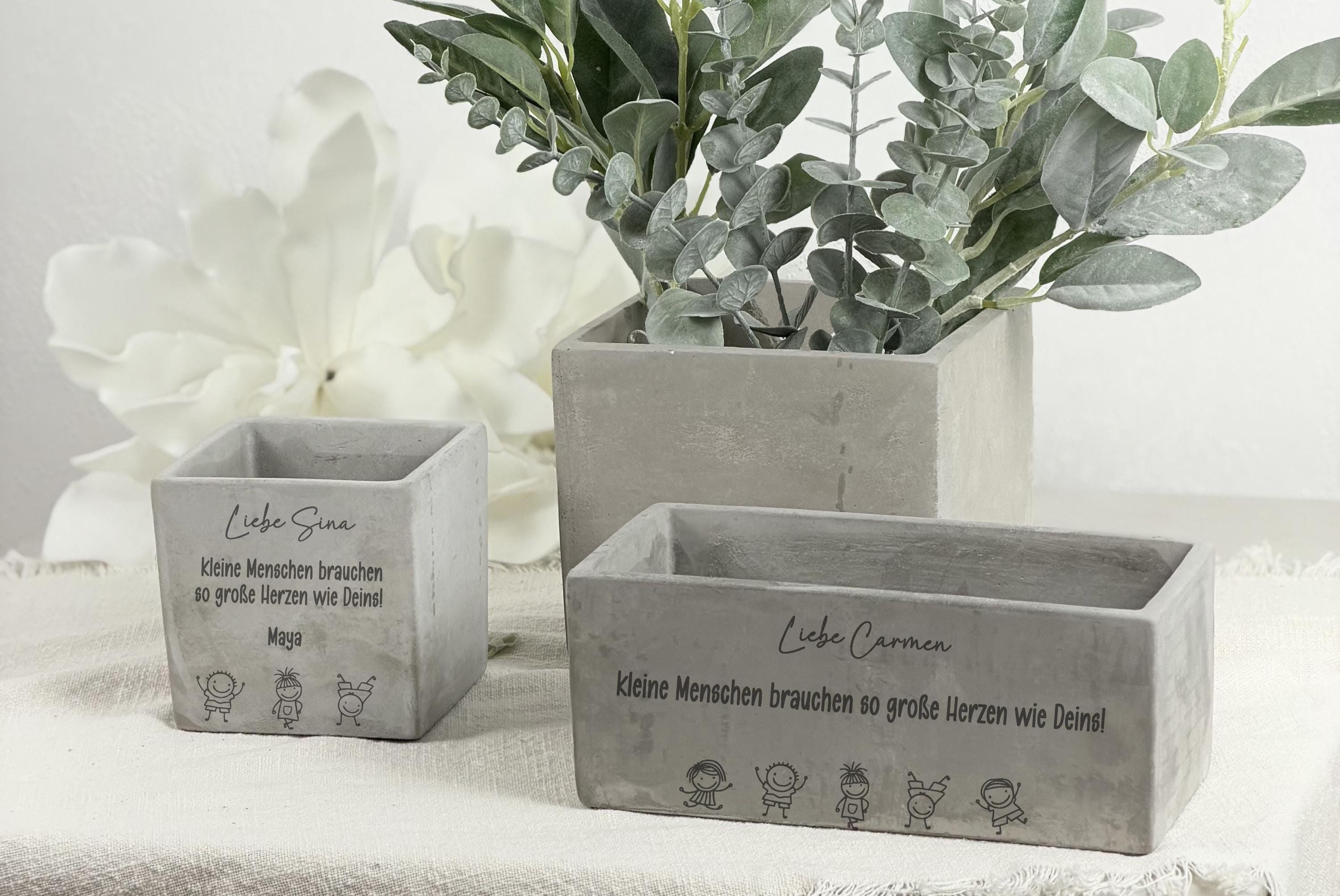 Personalisierter Blumentopf mit dem Spruch „Kleine Menschen brauchen so große Herzen wie deins“. Eine liebevolle Geschenkidee für Erzieherin, Lehrerin oder Tagesmutter zum Abschied im Kindergarten, in der Kita oder zum Schuljahresende. Perfekt als Dankeschön mit emotionaler Bedeutung.