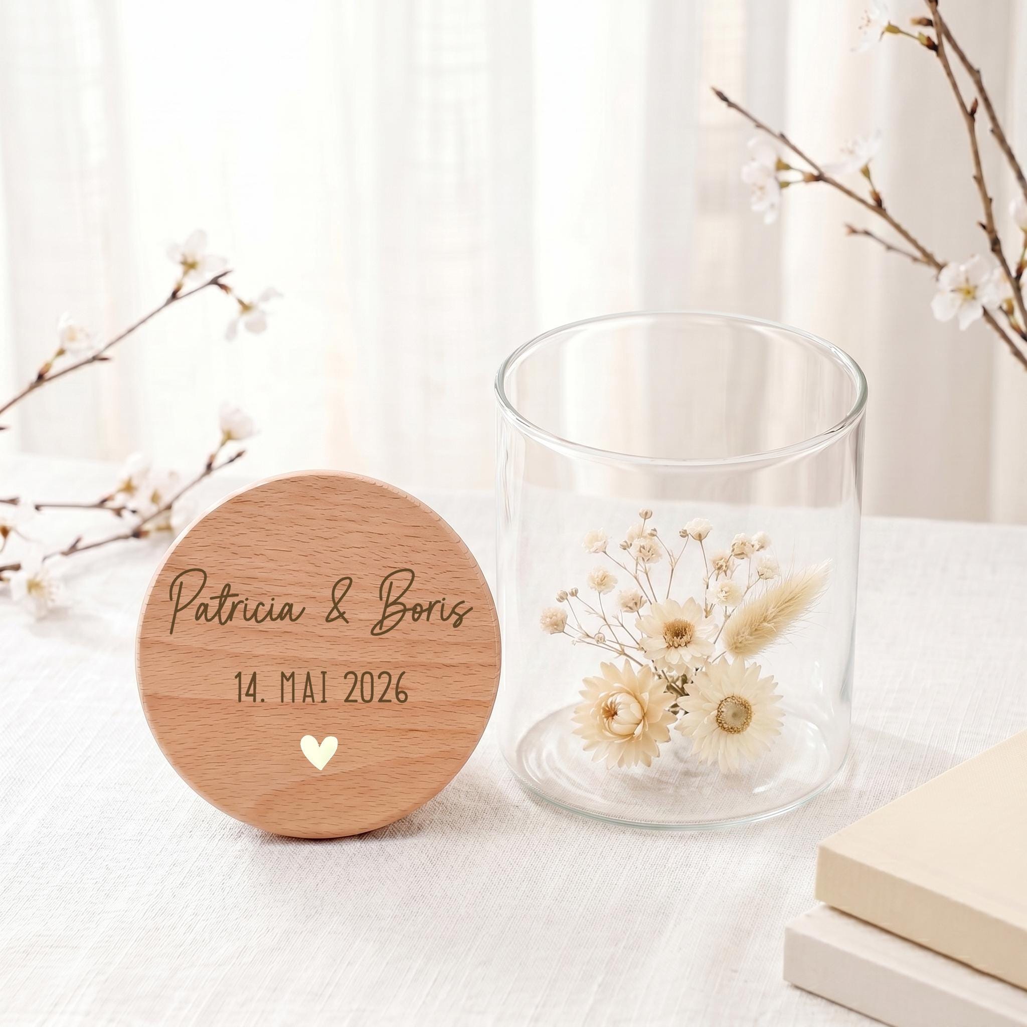 Personalisiertes Vorratsglas als Geldgeschenk zur Hochzeit für Brautpaar oder Ehepaar. Das dekorative Glas mit individueller Gravur eignet sich perfekt zum stilvollen Verschenken von Geld, Gutscheinen oder kleinen Überraschungen zur Hochzeit oder Verlobung.