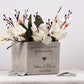 Geschenk zur Hochzeit als personalisierter Blumentopf mit individueller Gravur. Diese moderne Geschenkidee verbindet zeitloses Design mit emotionaler Bedeutung und eignet sich perfekt für frisch verheiratete Paare oder Verlobte.