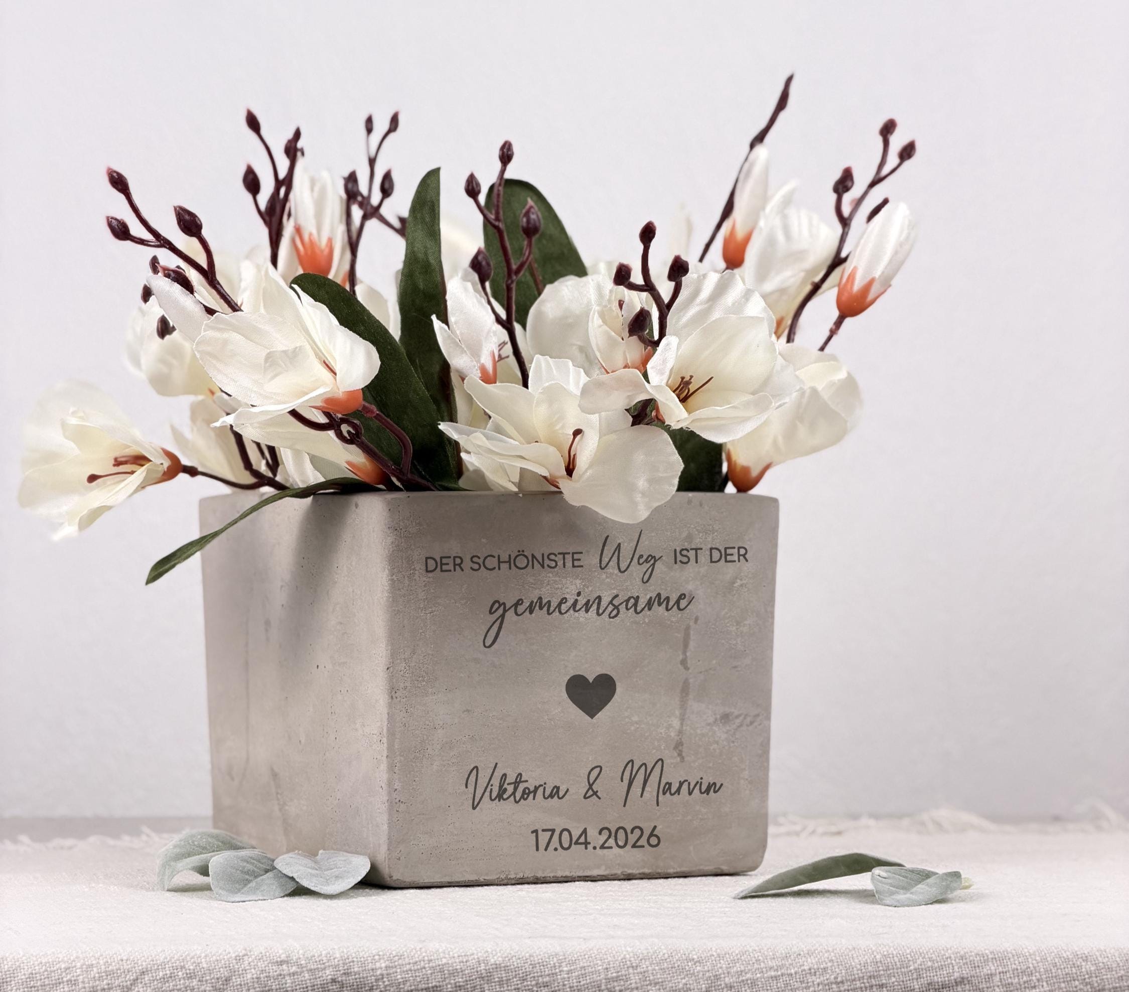 Geschenk zur Hochzeit als personalisierter Blumentopf mit individueller Gravur. Diese moderne Geschenkidee verbindet zeitloses Design mit emotionaler Bedeutung und eignet sich perfekt für frisch verheiratete Paare oder Verlobte.