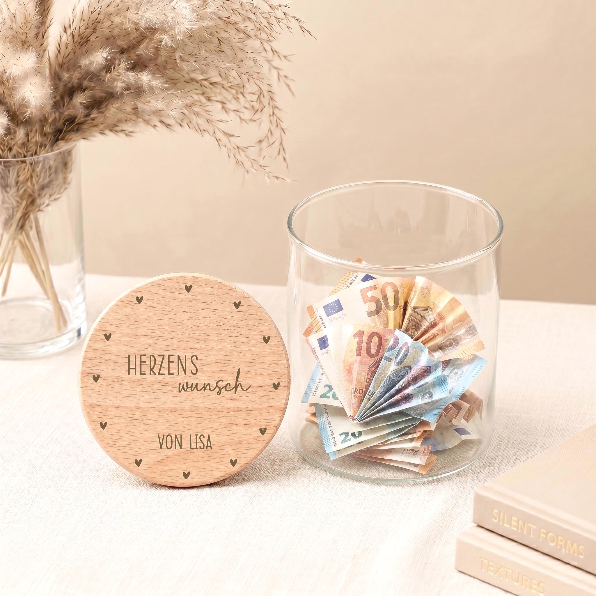Personalisiertes Vorratsglas als Geschenkidee für Frauen zum Geburtstag. Dieses liebevoll gestaltete Glas eignet sich perfekt für beste Freundin, Schwester oder Mama und kann mit Süßigkeiten, kleinen Überraschungen oder als kreatives Geldgeschenk befüllt werden.Modernes Vorratsglas mit individueller Lasergravur und natürlichem Holzdeckel. Das personalisierte Glas eignet sich als kreatives Geldgeschenk zum Geburtstag, als kleine Aufmerksamkeit oder als originelles Geschenk mit Namen
