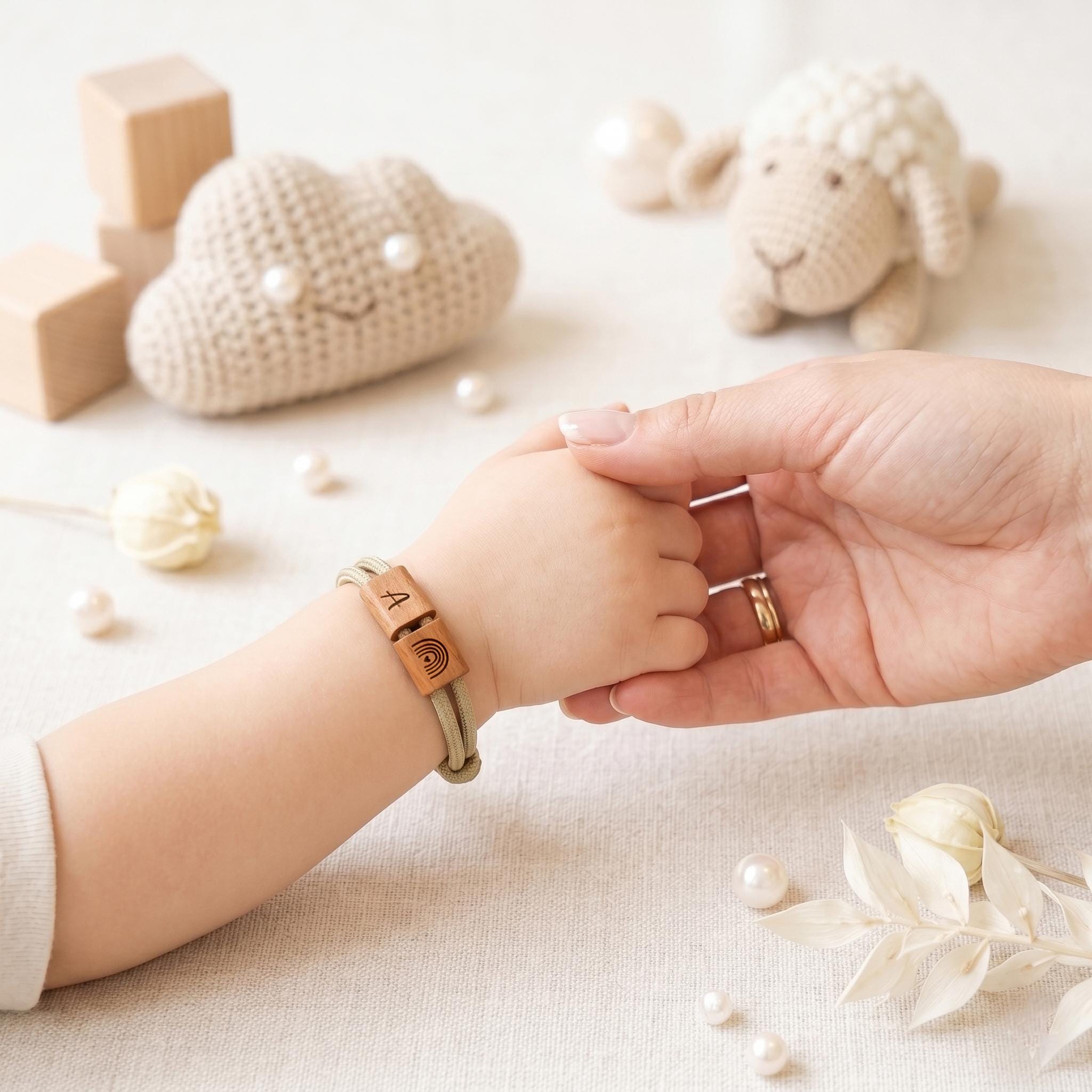 Namensarmband für Kinder mit natürlichem Holzanhänger und individueller Gravur, personalisiertes Geschenk zur Taufe oder Kommunion mit liebevollen Details und natürlicher Optik
