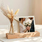 Personalisiertes Hochzeitsgeschenk aus hochwertigem Holz mit individueller Gravur der Namen des Brautpaares, dekorativer Glasvase für Trockenblumen und praktischem Kartenhalter für Hochzeitsfotos, Glückwunschkarten oder Geldgeschenke zur Hochzeit.