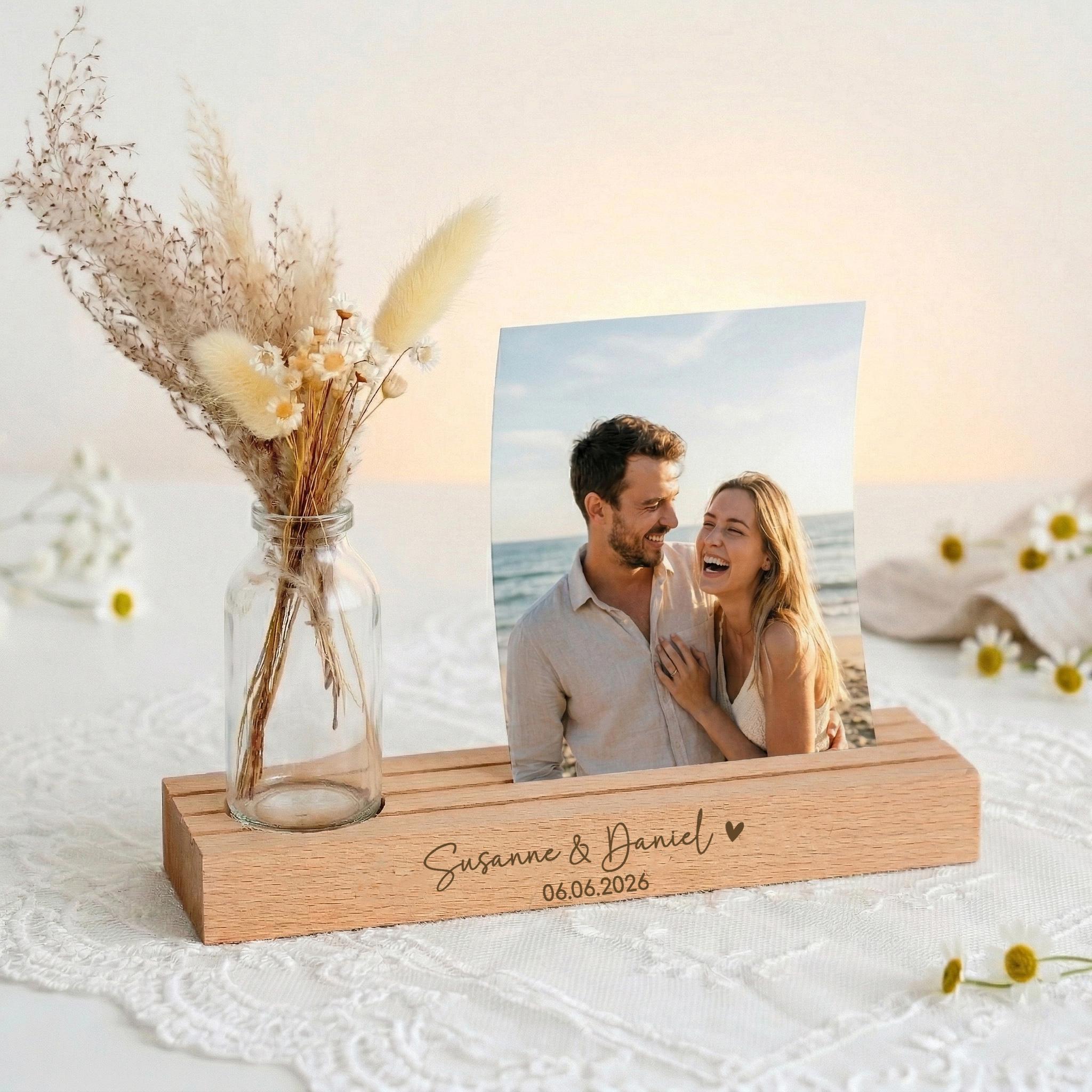 Modernes Hochzeitsgeschenk mit individueller Gravur, Holzständer und Glasvase für Trockenblumen, das als Erinnerungsstück an den großen Tag dient und gleichzeitig eine geschmackvolle Dekoration für jedes Zuhause ist.