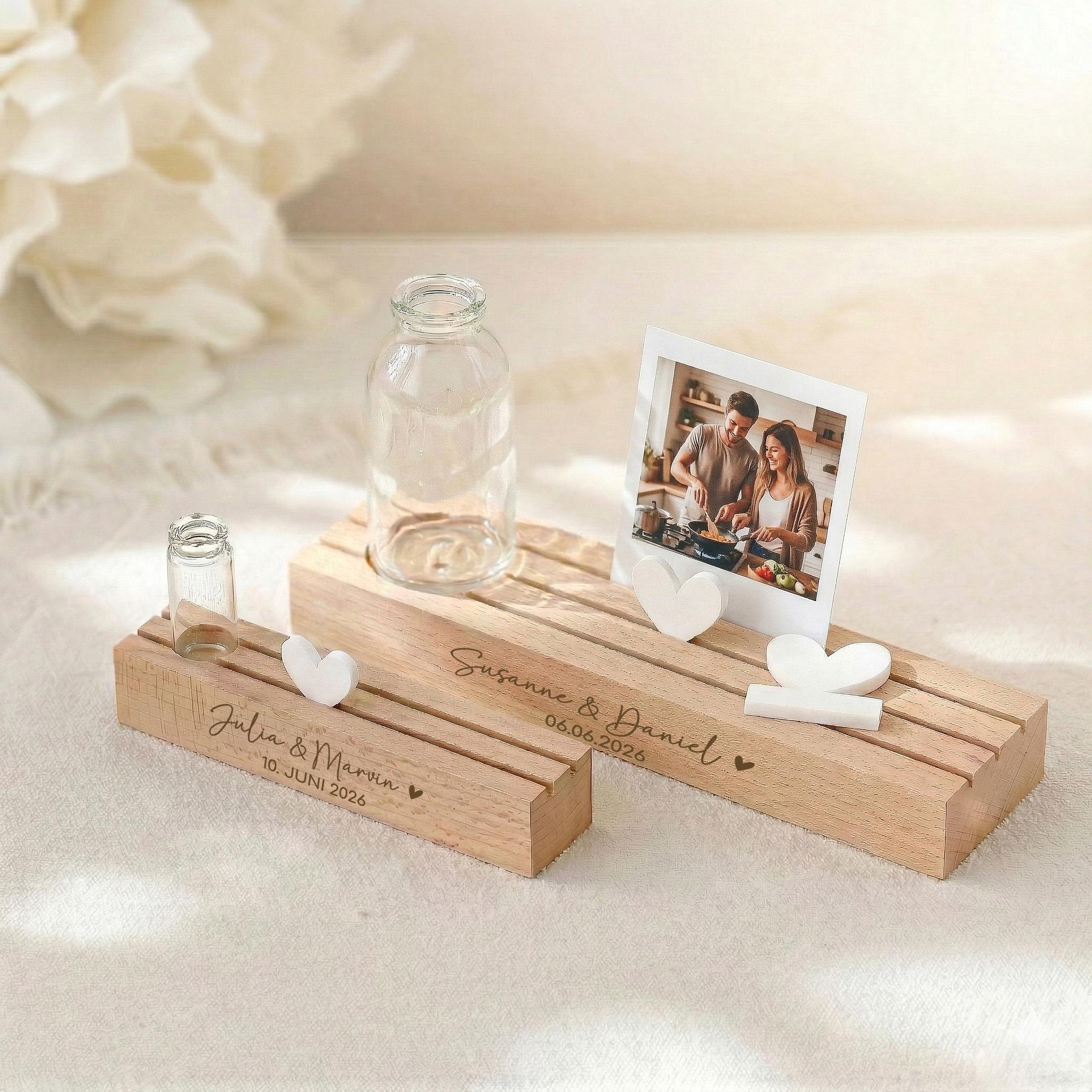 Individueller Kartenständer aus Holz mit Trockenblumen-Vase und personalisierten Namen, ideal zum Präsentieren von Hochzeitsfotos, Glückwunschkarten oder Geldscheinen und gleichzeitig eine stilvolle Dekoration für das Zuhause des Brautpaares.