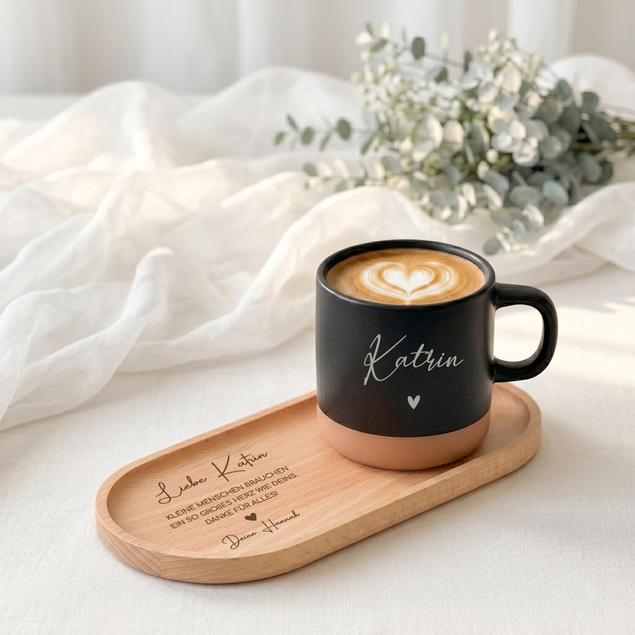 Individuelles Dankeschön Geschenk für Erzieherinnen und Lehrerinnen mit personalisierter Tasse, dekorativem Holztablett und emotionaler Gravur als bleibende Erinnerung.