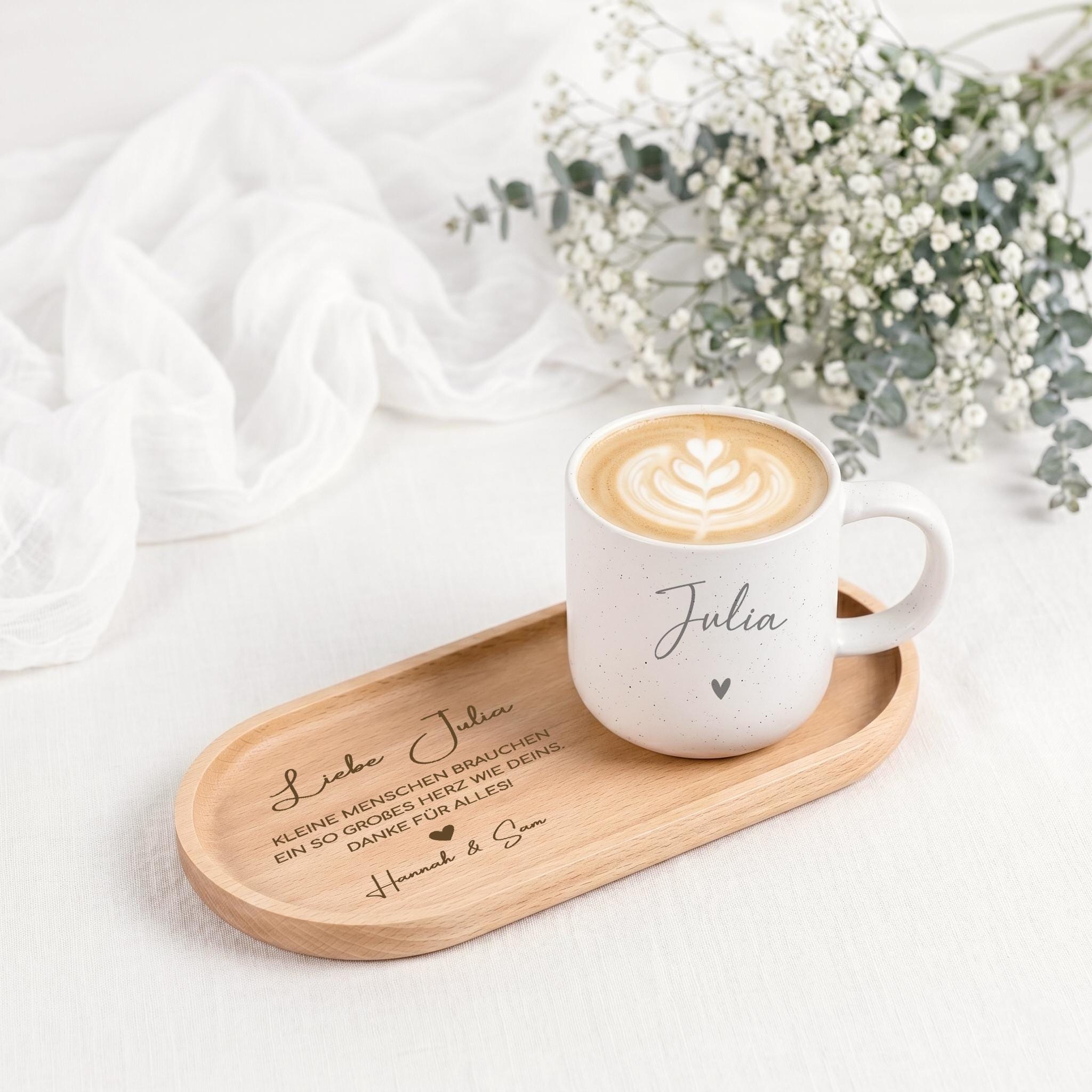 Abschiedsgeschenk Kindergarten mit gravierter Tasse und Holztablett, individuell mit Namen gestaltet und ideal als Geschenk von Kindern oder Eltern für besondere Bezugspersonen.