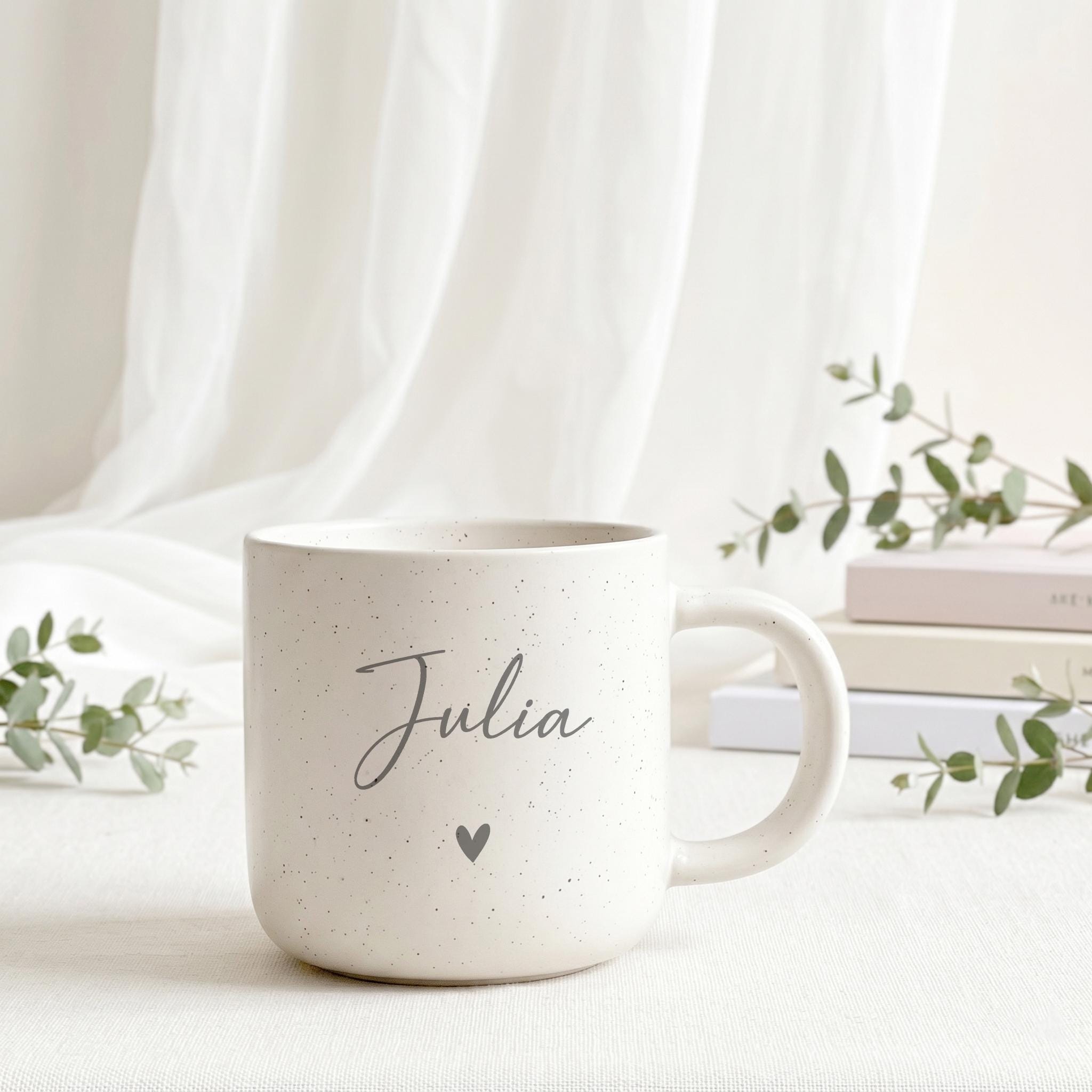 Geschenkidee für Lehrerinnen, Erzieherinnen oder Tagesmütter mit personalisierter Keramiktasse und hochwertigem Buchenholztablett für Kaffee, Tee und kleine Genussmomente.
