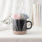 Exklusives Geschenkset für Hebammen mit hochwertiger Kaffeetasse und passendem Tablett. Beide Produkte werden individuell graviert und eignen sich hervorragend als persönliches Geschenk zum Abschied, zur Geburt oder als Dankeschön für die liebevolle Betreuung während der Schwangerschaft.