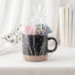Personalisierte Kaffeetasse mit Name im Geschenkset mit Tablett. Dieses Set ist perfekt als Tasse Geschenk Arbeitskollegin, Abschiedsgeschenk Kollegin oder Work Bestie Abschied Kollegin. Die Keramiktasse 360 ml ist praktisch und das Holztablett dekorativ.
