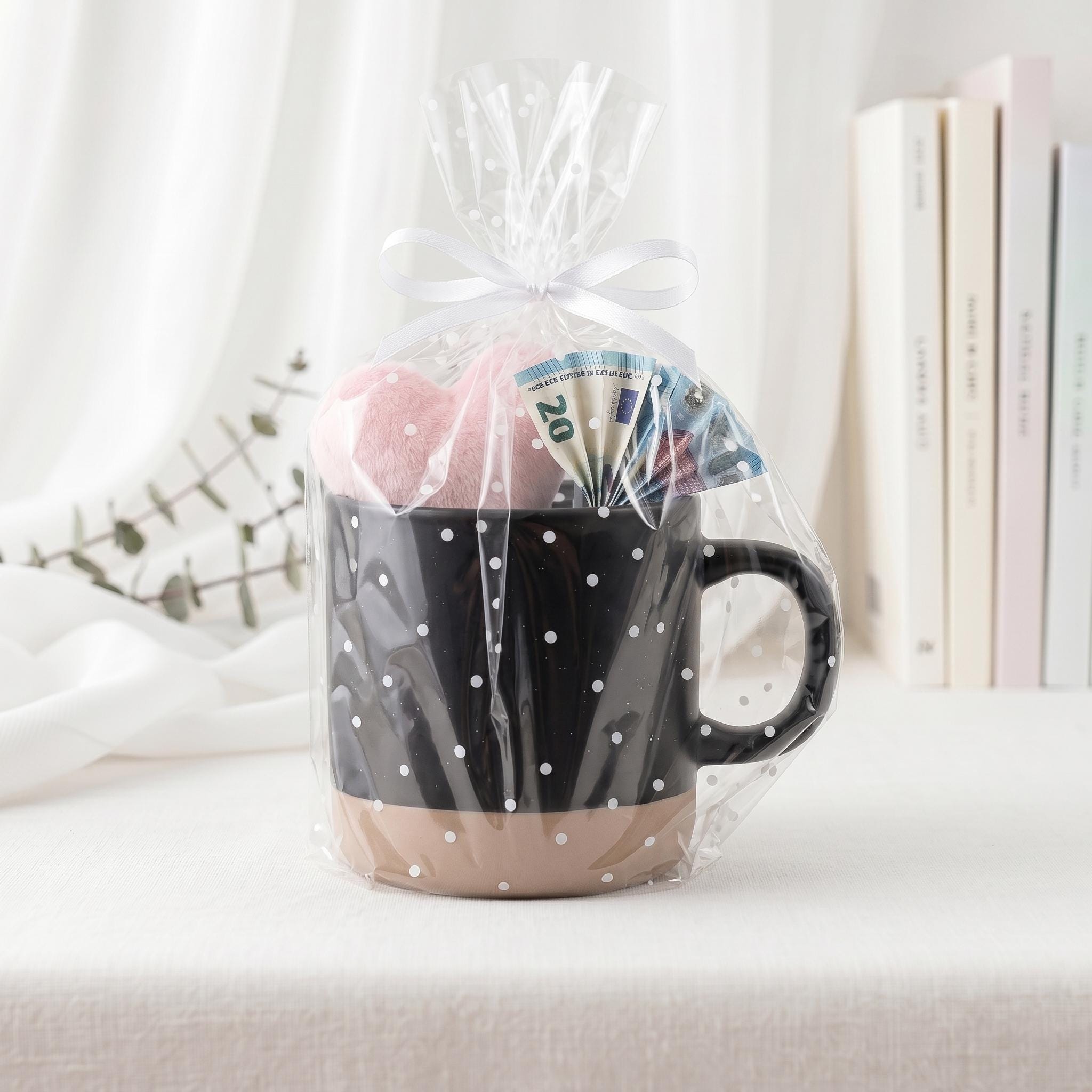 Personalisierte Kaffeetasse mit Name im Geschenkset mit Tablett. Dieses Set ist perfekt als Tasse Geschenk Arbeitskollegin, Abschiedsgeschenk Kollegin oder Work Bestie Abschied Kollegin. Die Keramiktasse 360 ml ist praktisch und das Holztablett dekorativ.