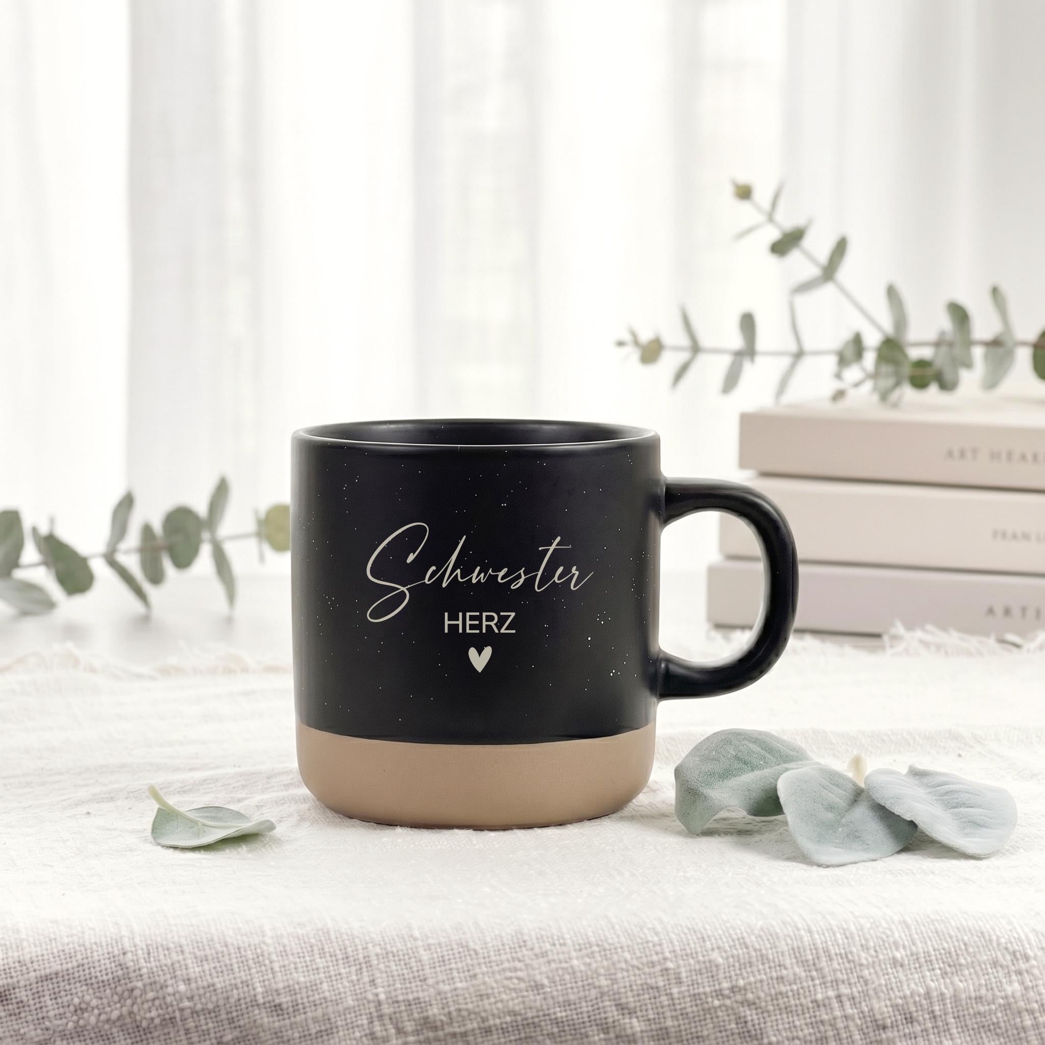 Hochwertige Kaffeetasse für die Schwester mit Wunschname graviert, gefertigt aus Steingut und perfekt als persönliches Geburtstagsgeschenk für einen besonderen Menschen.