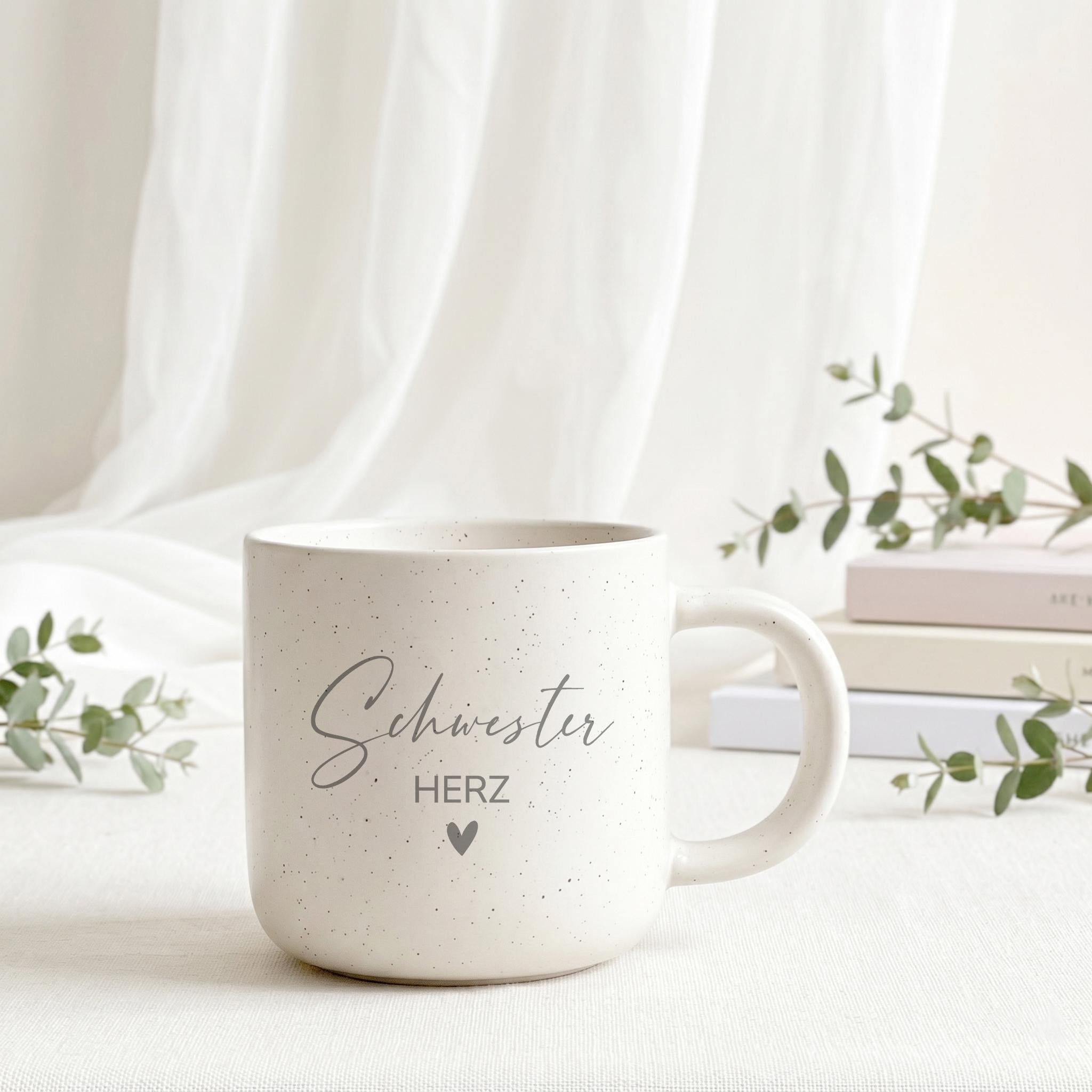Geschenk für Schwester mit personalisierter Keramiktasse und individueller Gravur, ideal für Kaffee, Tee oder Kakao und als tägliche Erinnerung an eure besondere Verbindung.