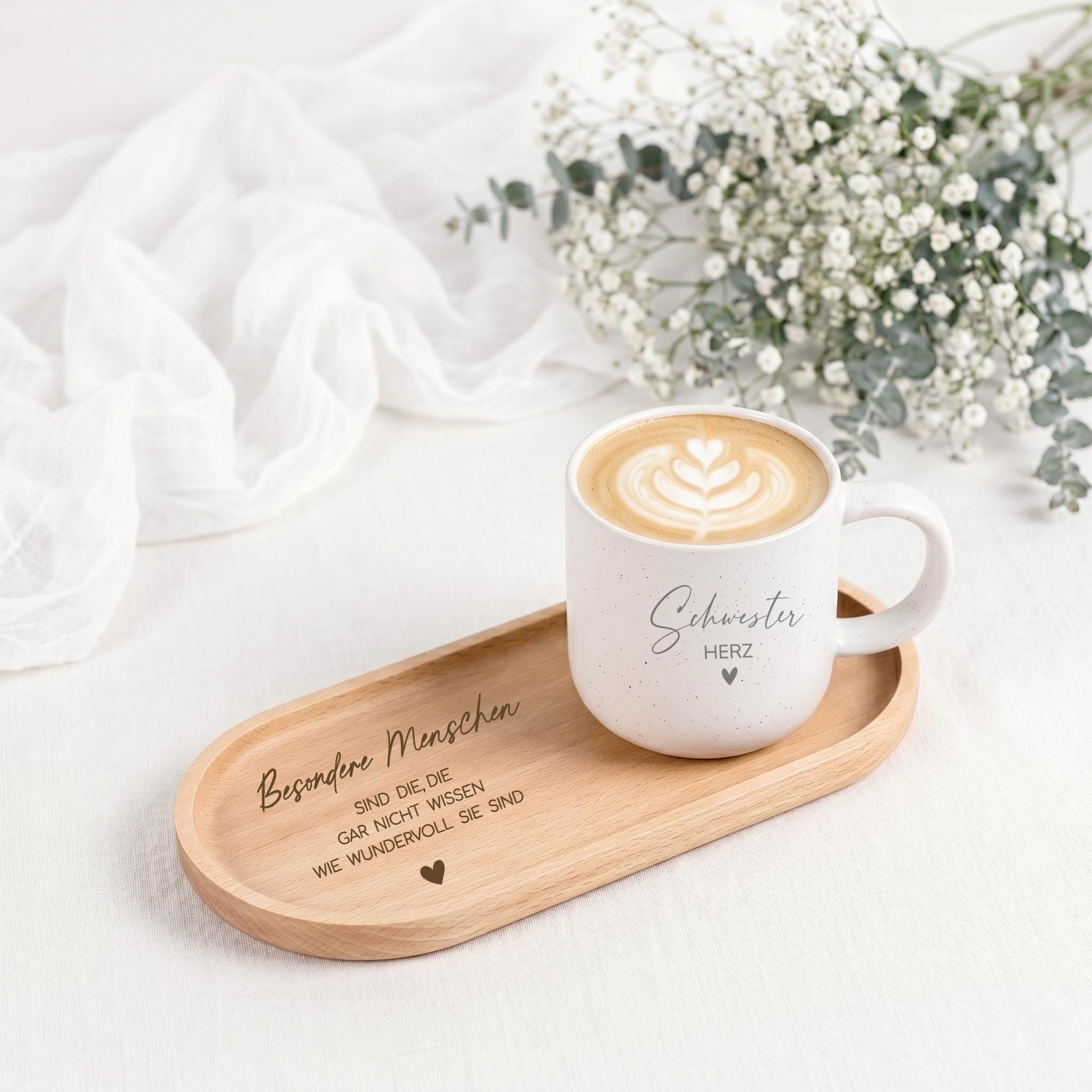 Geschenkidee für Schwester und beste Freundin mit gravierter Kaffeetasse, die durch ihre persönliche Gestaltung und hochwertige Verarbeitung begeistert.