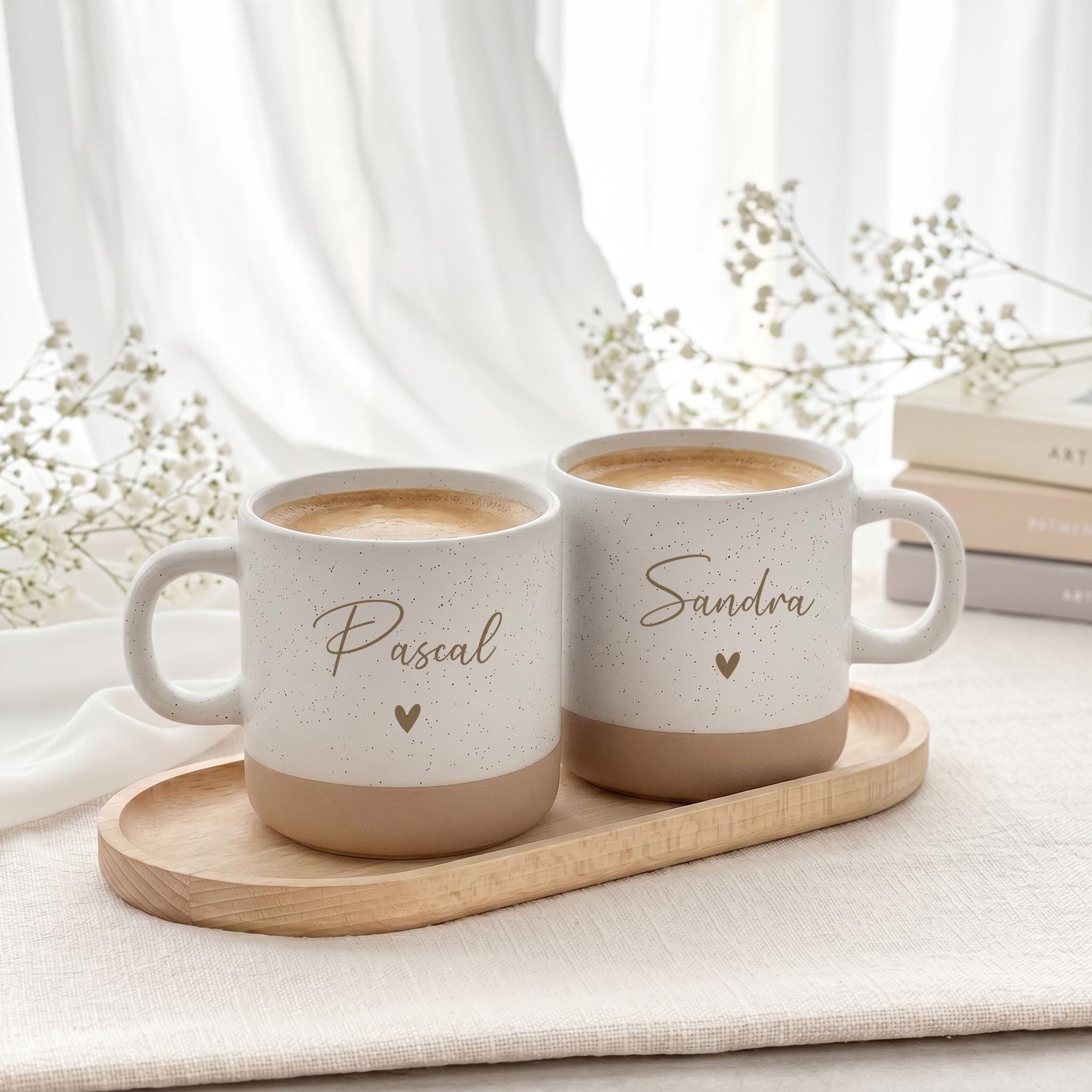 Personalisiertes Hochzeitsgeschenk für das Brautpaar mit hochwertiger Keramiktasse und passendem Holztablett, individuell mit Namen und Hochzeitsdatum gestaltet und ideal als bleibende Erinnerung an den besonderen Tag. Geschenkidee zur Hochzeit für Paare mit individuell gestalteten Tassen, die jeden Morgen an den schönsten Tag ihres Lebens erinnern.