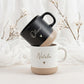 Personalisiertes Geschenkset für Paare mit Keramiktasse und graviertem Tablett, eine besondere Geschenkidee als Geldgeschenk zur Hochzeit oder als Erinnerung an den Hochzeitstag. Individuelles Geschenk zur Hochzeit mit zwei personalisierten Kaffeetassen für das Brautpaar, ideal für gemeinsame Kaffeemomente und besondere Erinnerungen.