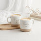 Romantisches Mr & Mrs Geschenk zur Hochzeit mit personalisierter Tasse und passendem Tablett aus Buchenholz, gefertigt als einzigartiges Erinnerungsstück für das gemeinsame Eheleben. Romantisches Tassen-Set für Paare mit individueller Gravur, perfekt als Hochzeitsgeschenk, Jahrestagsgeschenk oder Aufmerksamkeit zur Goldenen Hochzeit.