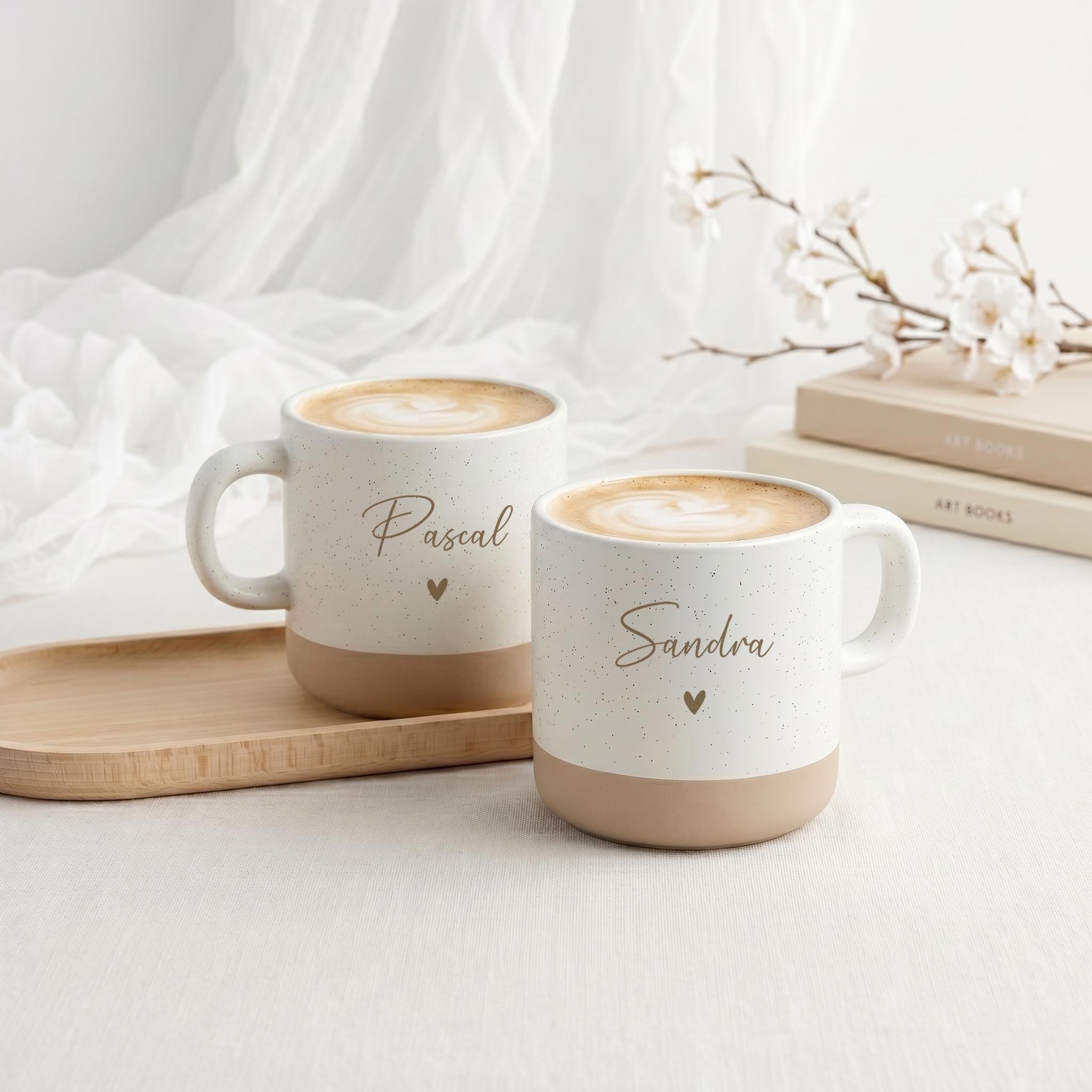 Romantisches Mr & Mrs Geschenk zur Hochzeit mit personalisierter Tasse und passendem Tablett aus Buchenholz, gefertigt als einzigartiges Erinnerungsstück für das gemeinsame Eheleben. Romantisches Tassen-Set für Paare mit individueller Gravur, perfekt als Hochzeitsgeschenk, Jahrestagsgeschenk oder Aufmerksamkeit zur Goldenen Hochzeit.