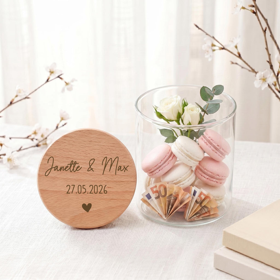 Vorratsglas Hochzeit Geschenk als liebevolle Aufmerksamkeit für Braut und Bräutigam. Dieses personalisierte Glas kann mit Süßigkeiten, Trockenblumen oder Geldgeschenken individuell befüllt werden. Gastgeschenk Hochzeit oder Brautpaar Geschenk als personalisiertes Vorratsglas mit modernem Design. Eine besondere Aufmerksamkeit mit persönlicher Note für Hochzeit, Verlobung oder Einweihung.