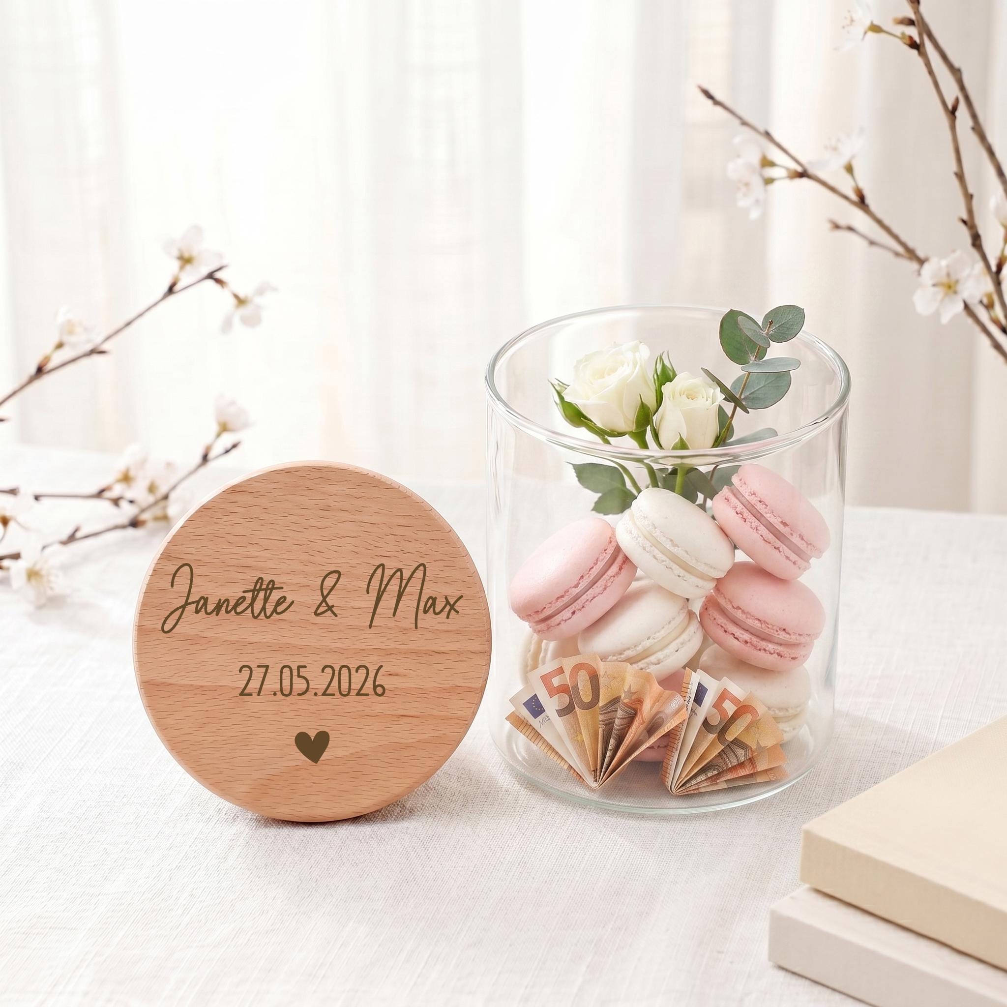 Vorratsglas Hochzeit Geschenk als liebevolle Aufmerksamkeit für Braut und Bräutigam. Dieses personalisierte Glas kann mit Süßigkeiten, Trockenblumen oder Geldgeschenken individuell befüllt werden. Gastgeschenk Hochzeit oder Brautpaar Geschenk als personalisiertes Vorratsglas mit modernem Design. Eine besondere Aufmerksamkeit mit persönlicher Note für Hochzeit, Verlobung oder Einweihung.