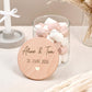 Hochzeitsgeschenk für Brautpaar als personalisiertes Vorratsglas mit Namen und Datum. Diese kreative Geschenkidee verbindet modernes Design mit emotionaler Bedeutung und bleibt lange als Erinnerungsstück erhalten.