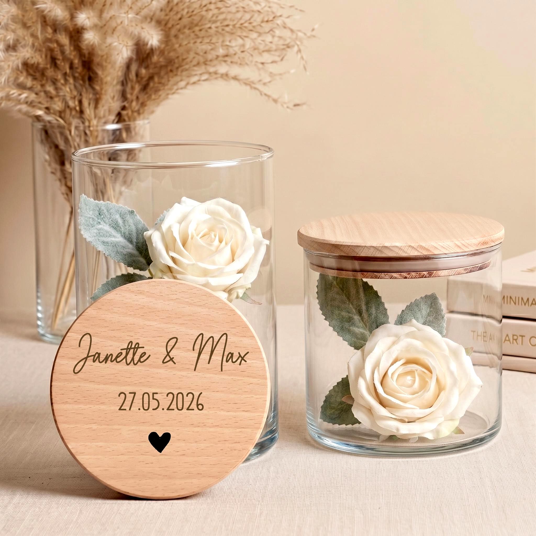 Geschenkidee Hochzeit als personalisiertes Vorratsglas für Paare. Eine stilvolle Möglichkeit, Geldgeschenke oder kleine Überraschungen zur Hochzeit dekorativ und persönlich zu überreichen.