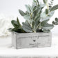 Personalisierte Paargeschenke als moderner Blumentopf mit Namen und Wunschtext. Dieses Geschenk eignet sich perfekt für Hochzeit, Verlobung oder Jahrestag und begeistert Paare mit liebevollen Details.