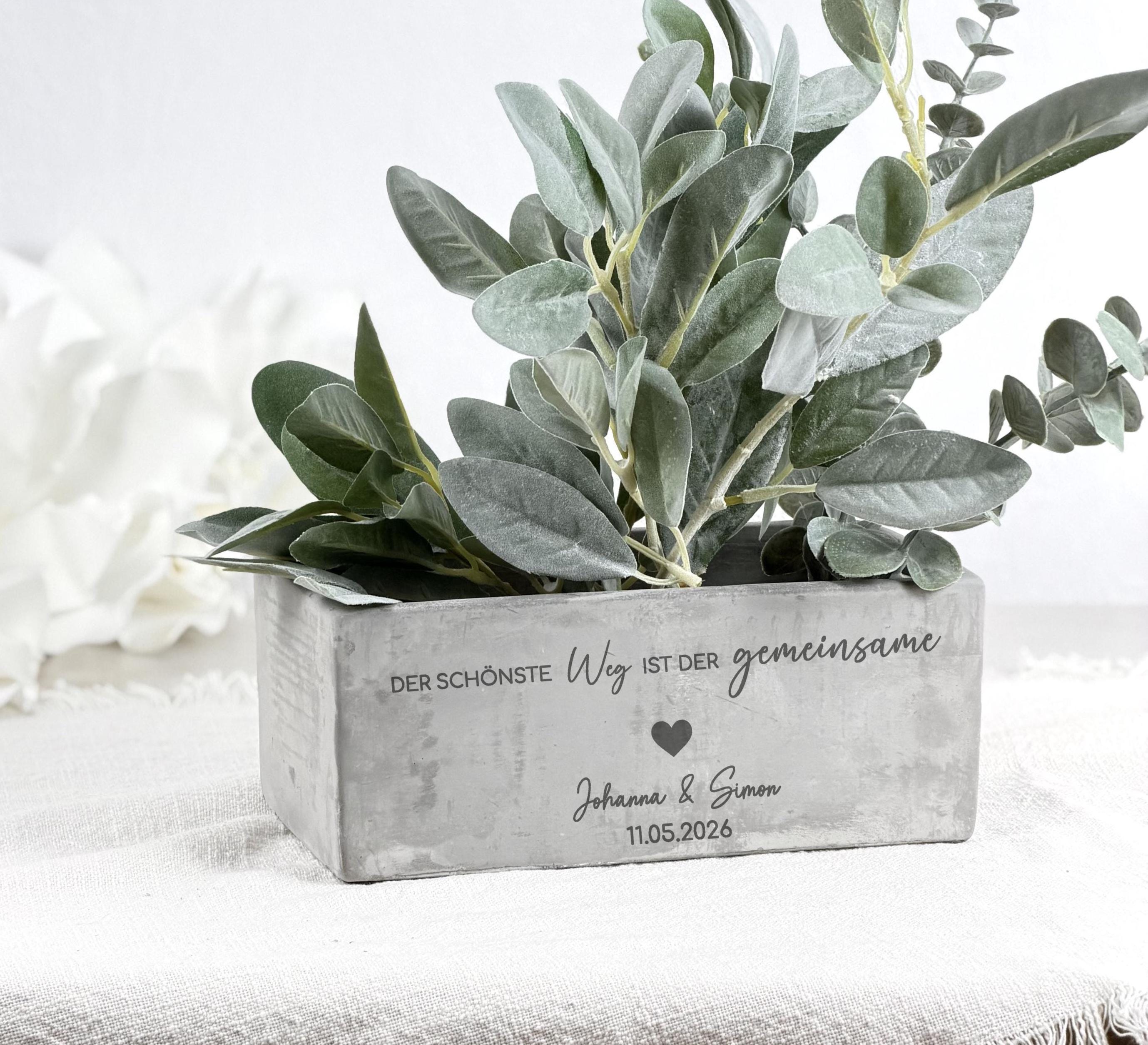 Personalisierte Paargeschenke als moderner Blumentopf mit Namen und Wunschtext. Dieses Geschenk eignet sich perfekt für Hochzeit, Verlobung oder Jahrestag und begeistert Paare mit liebevollen Details.