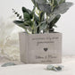 Blumentopf personalisiert mit Gravur als Geschenkidee zur Hochzeit oder Verlobung. Das hochwertige Design in Betonoptik macht dieses Geschenk zu einem stilvollen Highlight mit persönlicher Botschaft und bleibendem Erinnerungswert.