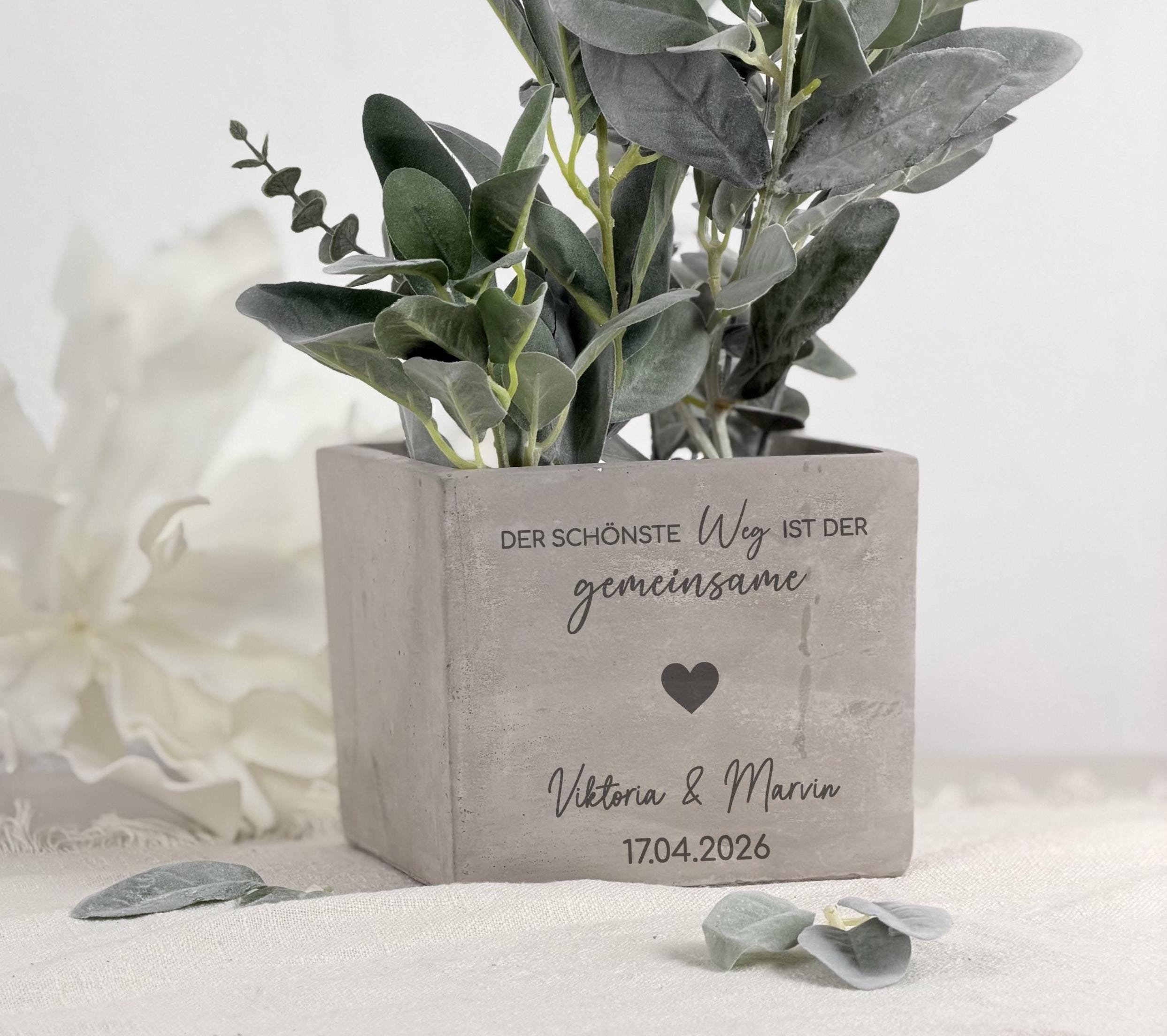 Blumentopf personalisiert mit Gravur als Geschenkidee zur Hochzeit oder Verlobung. Das hochwertige Design in Betonoptik macht dieses Geschenk zu einem stilvollen Highlight mit persönlicher Botschaft und bleibendem Erinnerungswert.