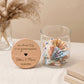 Personalisiertes Vorratsglas als Geldgeschenk zur Hochzeit für Brautpaar oder Ehepaar. Das dekorative Glas mit individueller Gravur eignet sich perfekt zum stilvollen Verschenken von Geld, Gutscheinen oder kleinen Überraschungen zur Hochzeit oder Verlobung.