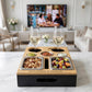 Romantisches Geschenk für Paare mit personalisierter Couchbar und zwei Gläsern, das Funktionalität, modernes Design und emotionale Erinnerungen perfekt miteinander verbindet.