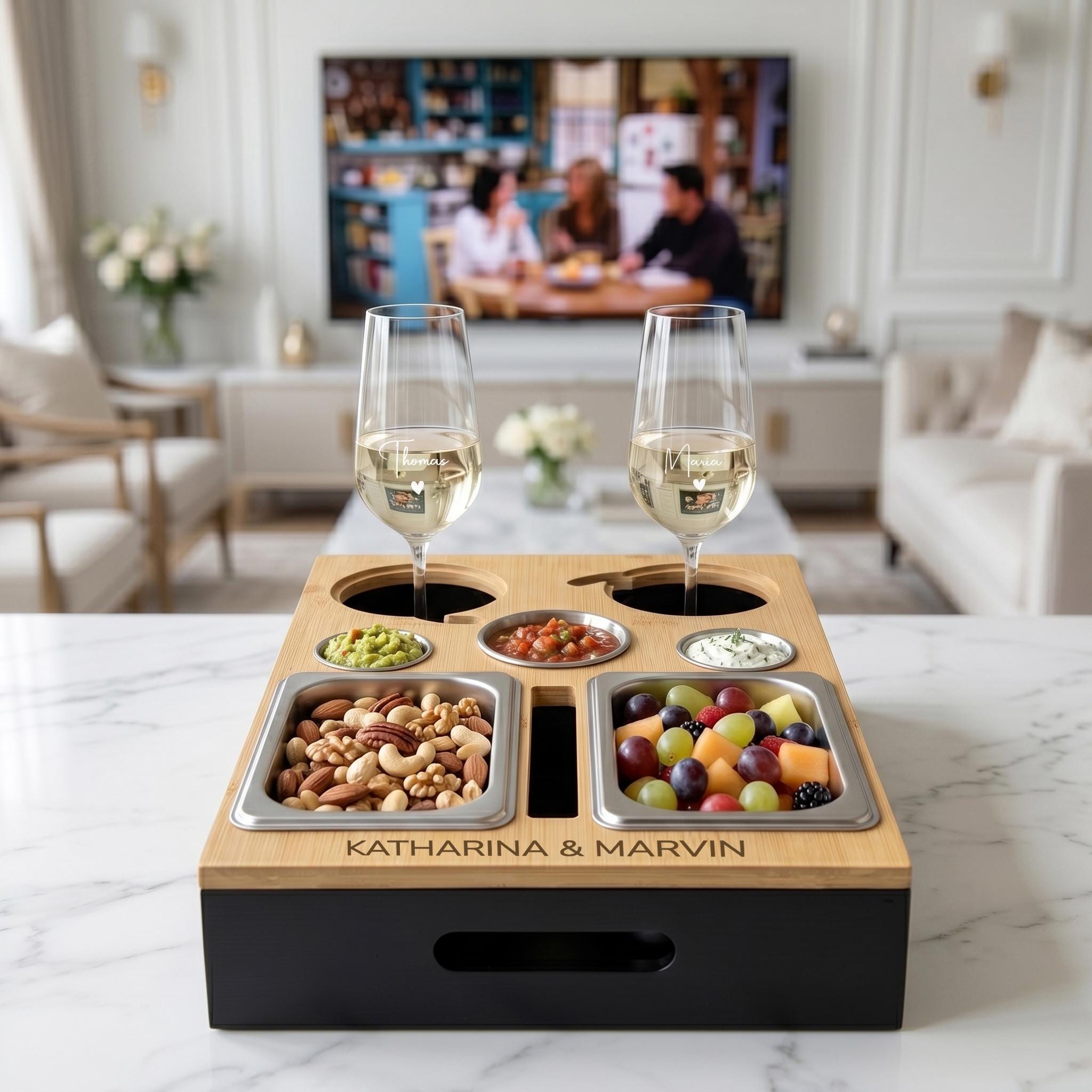 Romantisches Geschenk für Paare mit personalisierter Couchbar und zwei Gläsern, das Funktionalität, modernes Design und emotionale Erinnerungen perfekt miteinander verbindet.