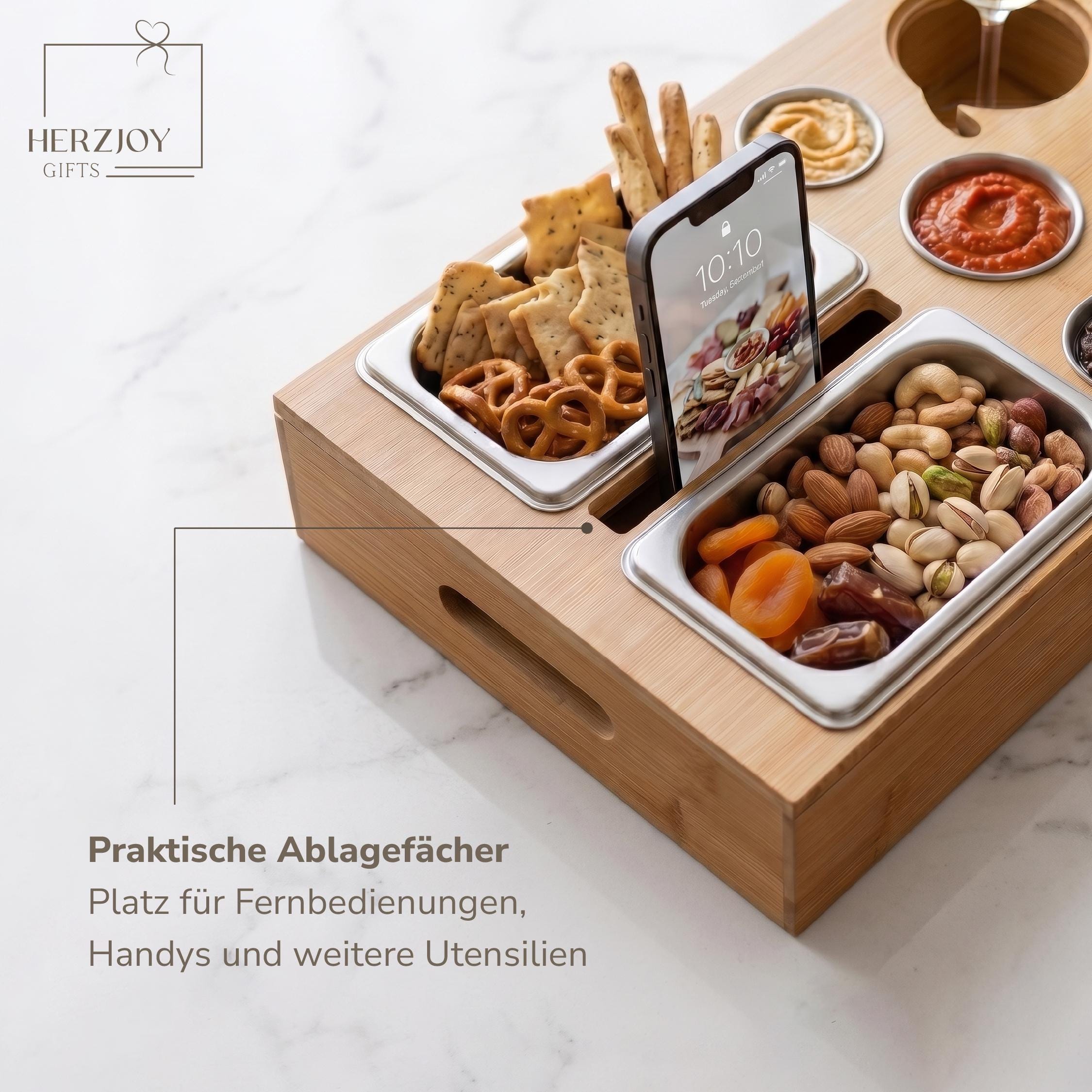 Personalisierte Snackbar für gemütliche Abende im Wohnzimmer mit zwei Gläsern und hochwertiger Verarbeitung, die Funktionalität und modernes Design miteinander kombiniert.
