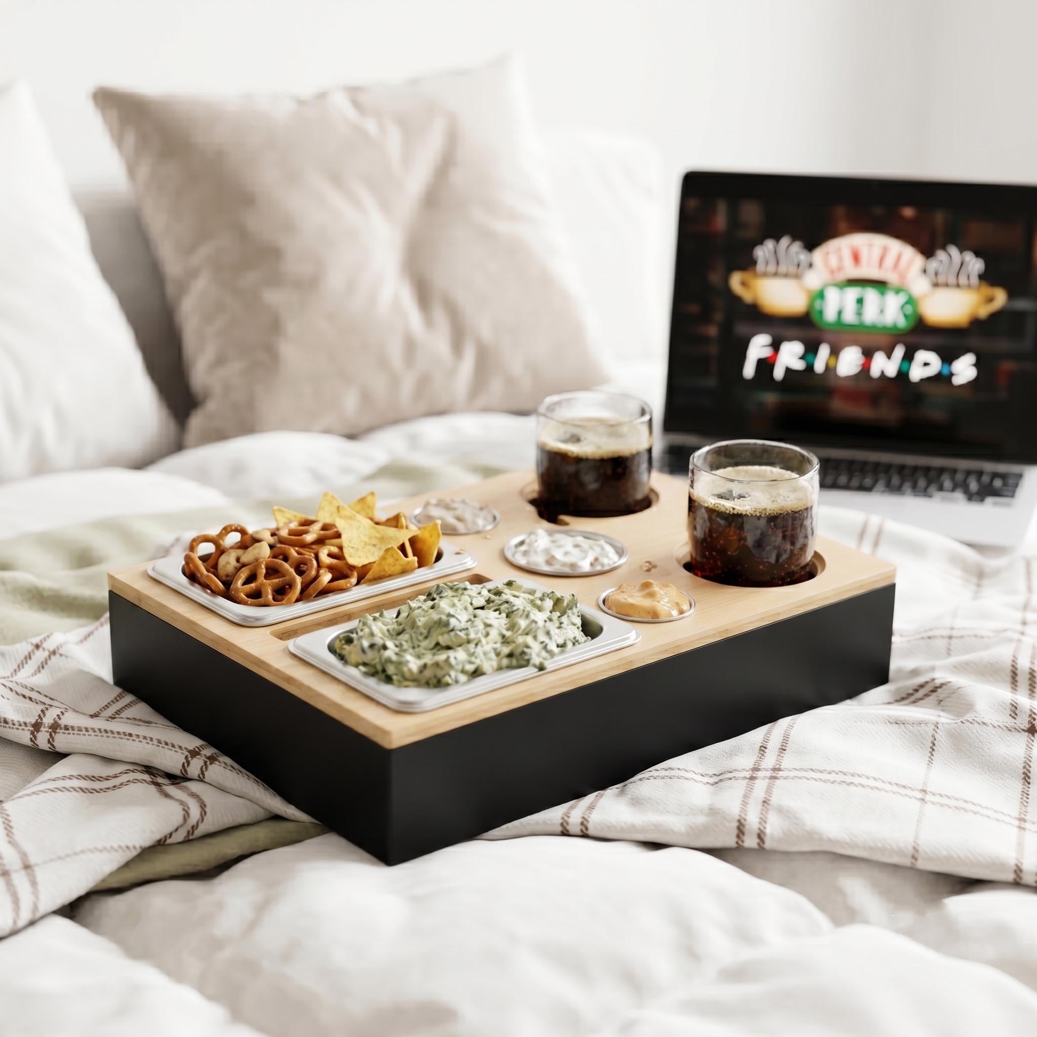 Stilvolle Couchbar aus Holz mit Wunschgravur und Glashalterungen, die Snacks und Getränke griffbereit hält und für eine gemütliche Atmosphäre im Wohnzimmer sorgt.