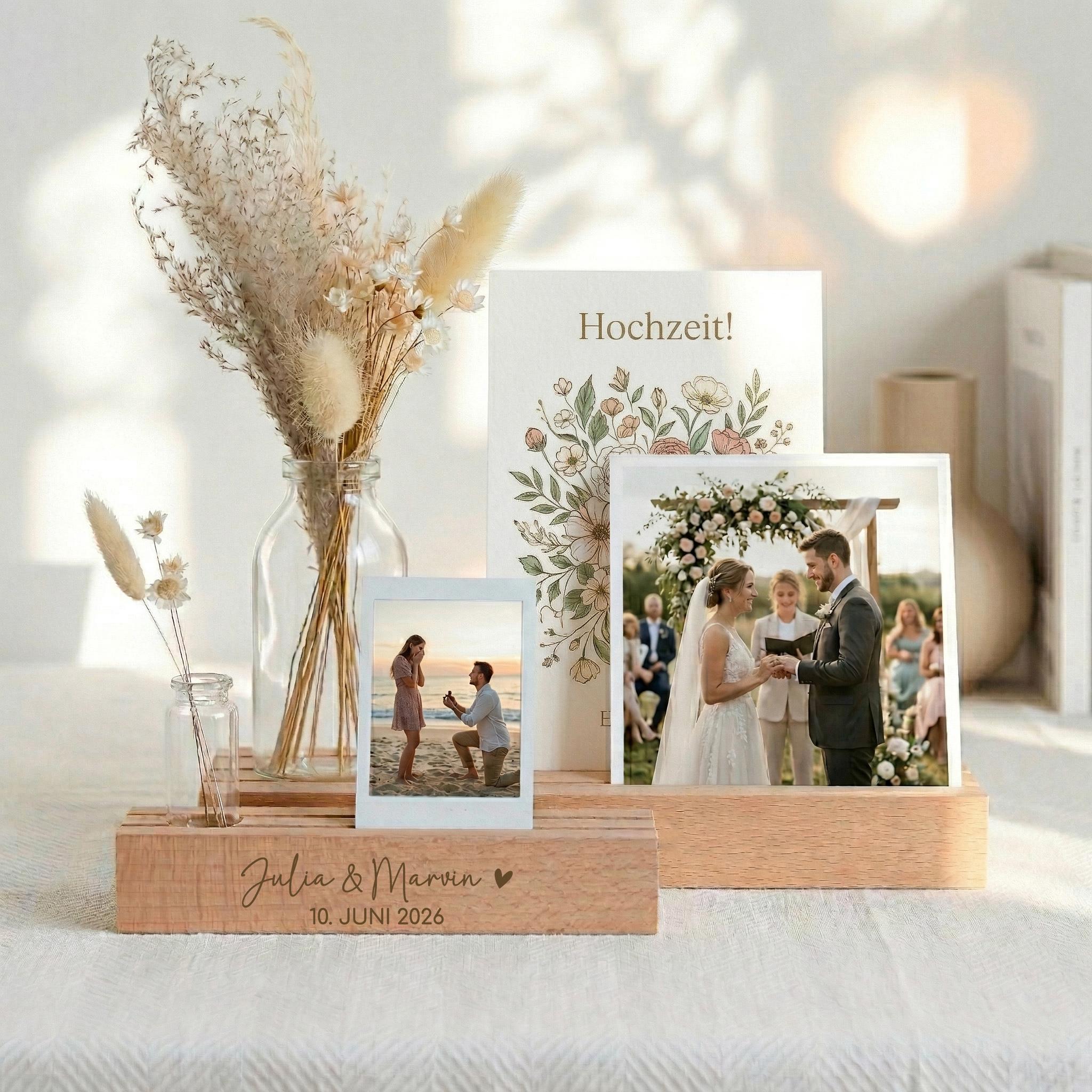 Liebevoll gestalteter Fotohalter mit Vase und persönlicher Gravur für Braut und Bräutigam, perfekt als einzigartiges Hochzeitsgeschenk, kreative Geldgeschenkidee oder dekorative Erinnerung an einen unvergesslichen Hochzeitstag.