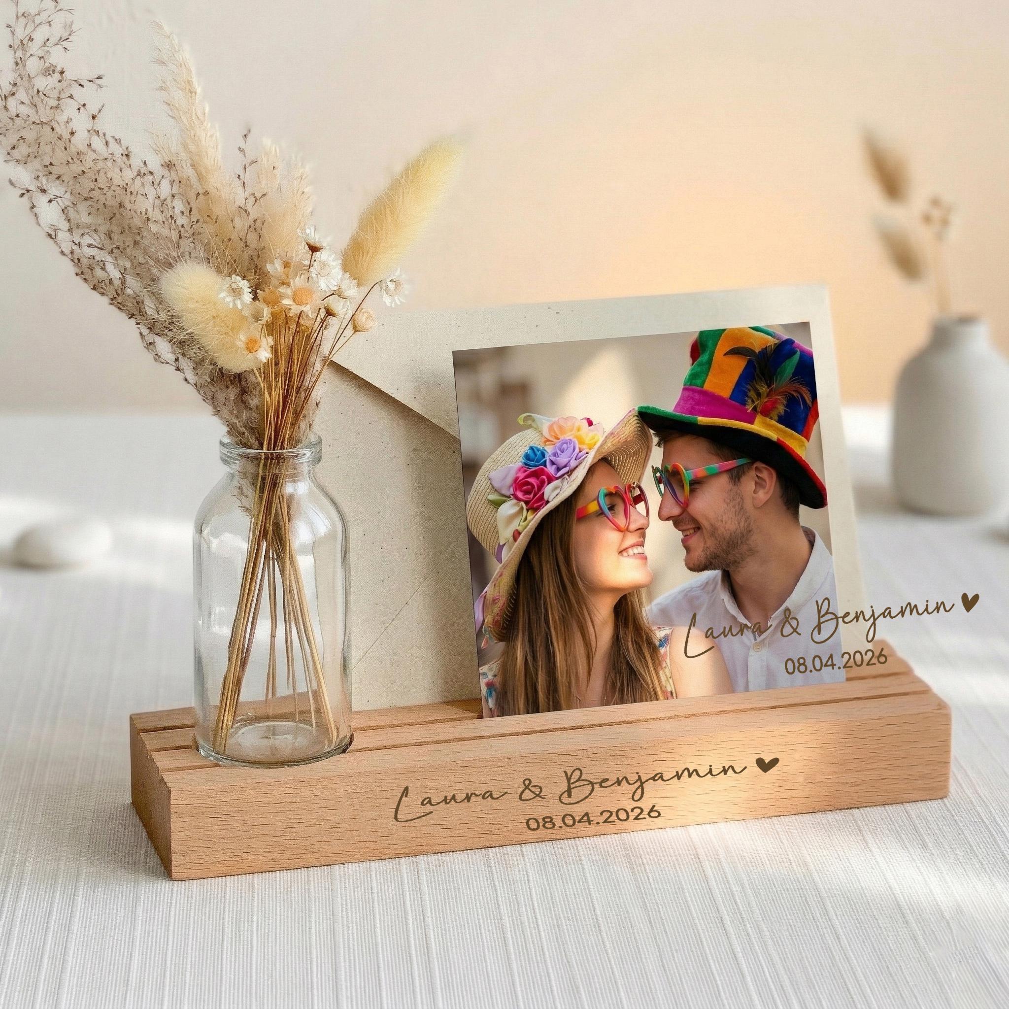 Romantisches Geschenk zur Hochzeit für das Brautpaar mit graviertem Holzsockel, eleganter Glasvase und Platz für persönliche Erinnerungen, das auch nach der Feier als wunderschöne Wohndekoration genutzt werden kann.