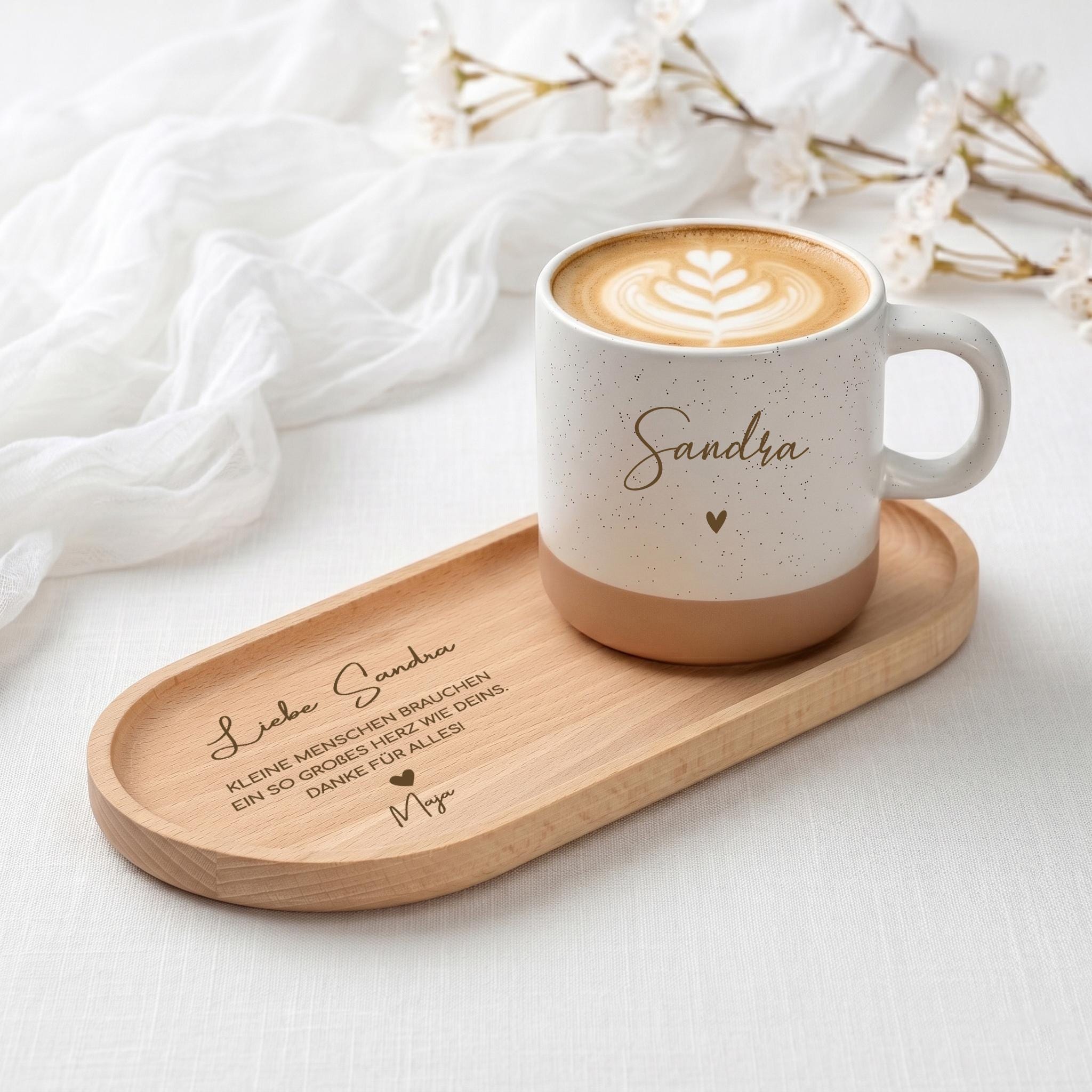 Personalisiertes Abschiedsgeschenk für Lehrerin oder Erzieherin mit gravierter Keramiktasse und passendem Holztablett, liebevoll gestaltet als Dankeschön zum Kindergarten- oder Schulabschied.