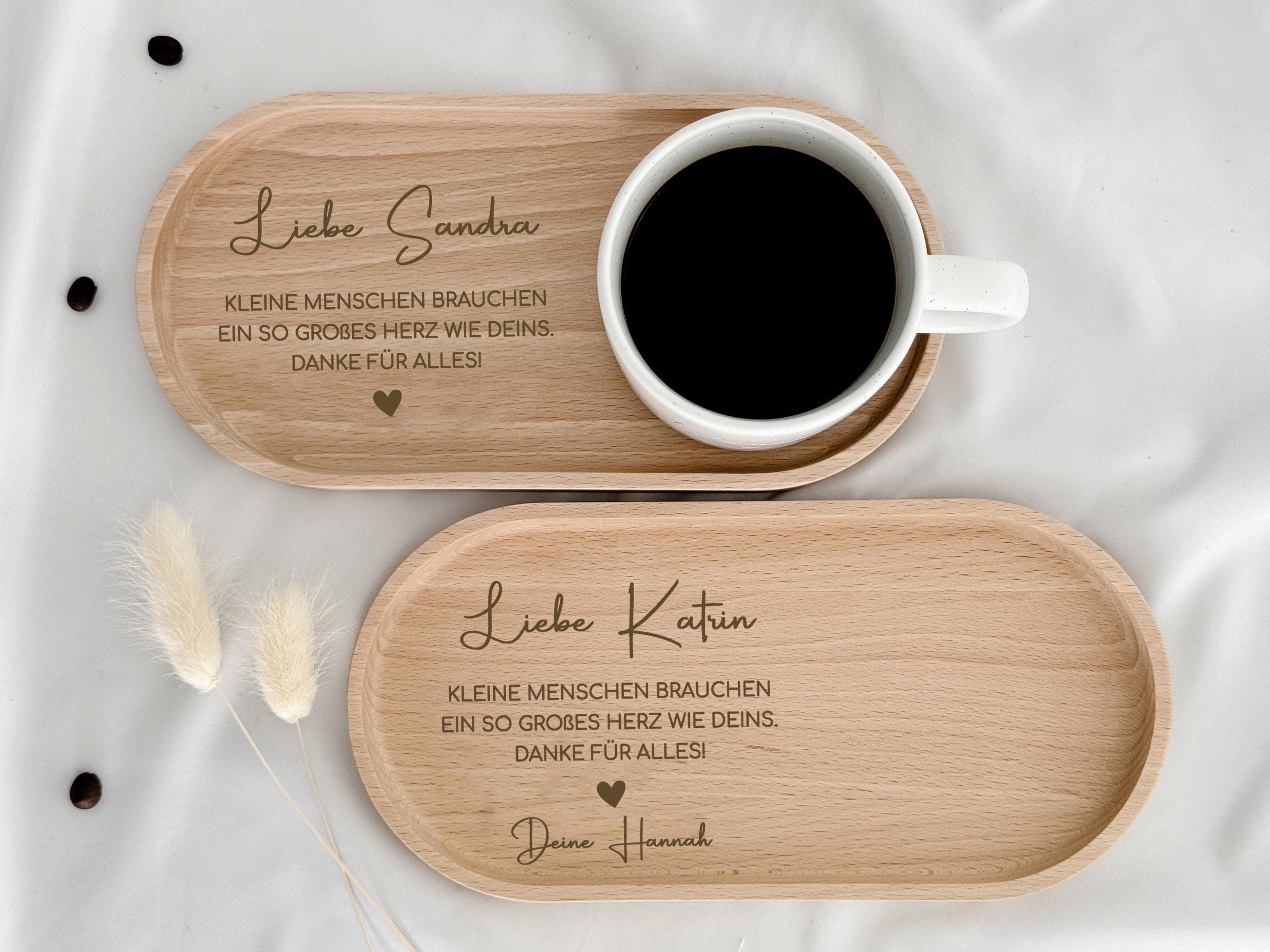 Emotionales Dankeschön Geschenk zum Kita- oder Grundschulabschied mit individuell gravierter Tasse und passendem Holztablett für eine persönliche und unvergessliche Überraschung.