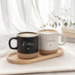 Hochwertige Kaffeetasse mit Wunschname und Holztablett mit Gravur „Danke, dass du mir beim Wachsen geholfen hast“, perfekt als Abschiedsgeschenk für den Kindergarten.