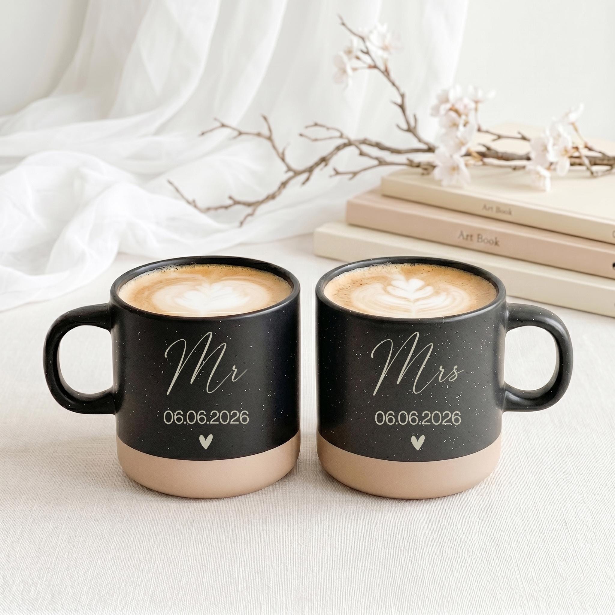 Romantisches Mr & Mrs Geschenk zur Hochzeit mit personalisierter Tasse und passendem Tablett aus Buchenholz, gefertigt als einzigartiges Erinnerungsstück für das gemeinsame Eheleben.