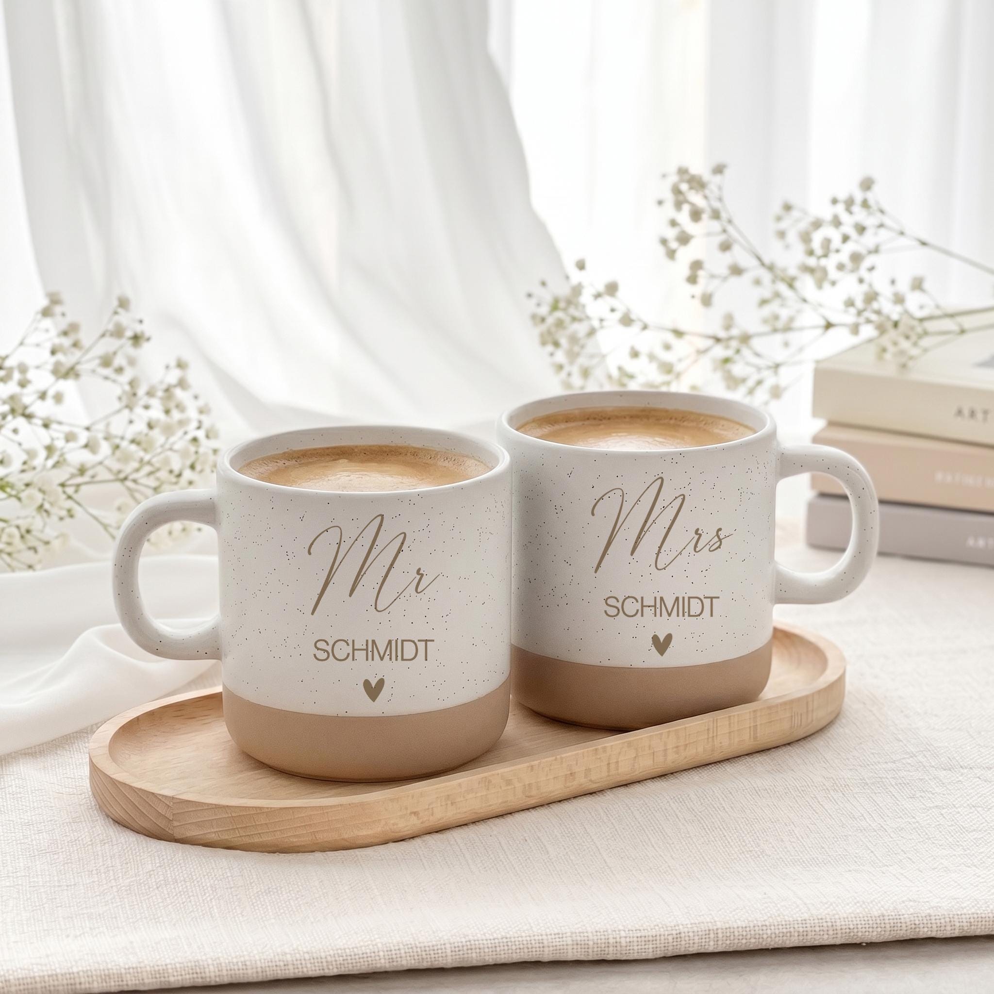 Personalisiertes Hochzeitsgeschenk für das Brautpaar mit hochwertiger Keramiktasse und passendem Holztablett, individuell mit Namen und Hochzeitsdatum gestaltet und ideal als bleibende Erinnerung an den besonderen Tag.