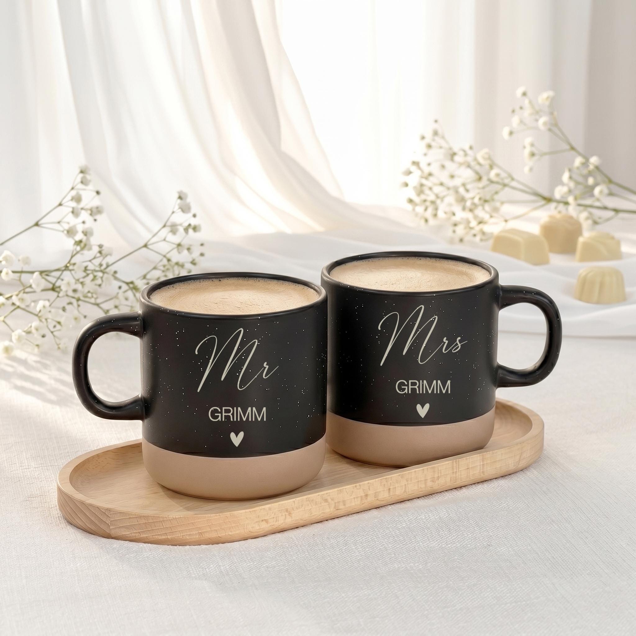 Hochwertige Tasse mit Wunschname und dekorativem Holztablett als persönliches Hochzeitsgeschenk für das Brautpaar, geeignet für Kaffee, Tee und gemeinsame Genussmomente nach der Hochzeit.