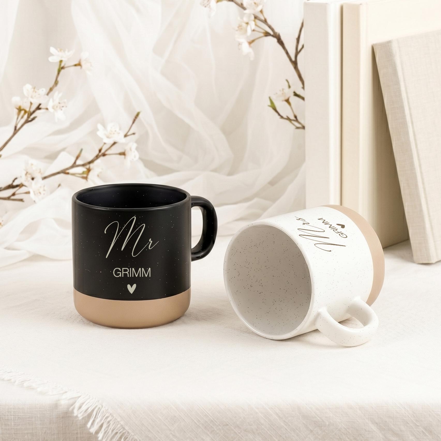 Personalisiertes Geschenkset für Paare mit Keramiktasse und graviertem Tablett, eine besondere Geschenkidee als Geldgeschenk zur Hochzeit oder als Erinnerung an den Hochzeitstag.
